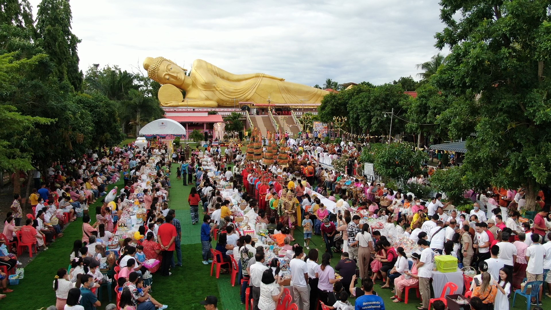 พุทธศาสนิกชนชาวตำบลกกโก จังหวัดลพบุรี สืบสานประเพณีตักบาตรเทโวโรหณะ กราบนมัสการพระพุทธไสยาสน์องค์ใหญ่ เนื่องในเทศกาลวันออกพรรษา ประจำปี พ.ศ.2566