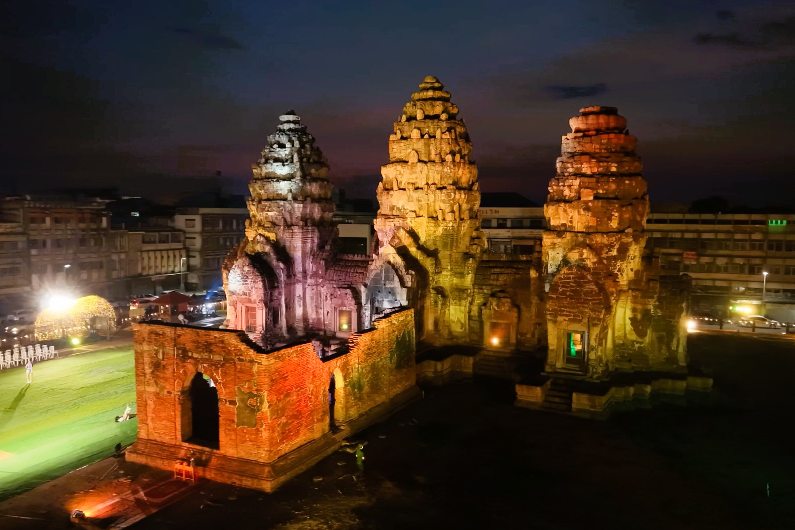 จังหวัดลพบุรีขอเชิญชมพระปรางค์สามยอด ยามค่ำคืน โบราณสถานที่ยิ่งใหญ่และศักดิ์สิทธิ์แห่งละโว้ธานี ในงานแผ่นดินสมเด็จพระนารายณ์มหาราช ครั้งที่ 38