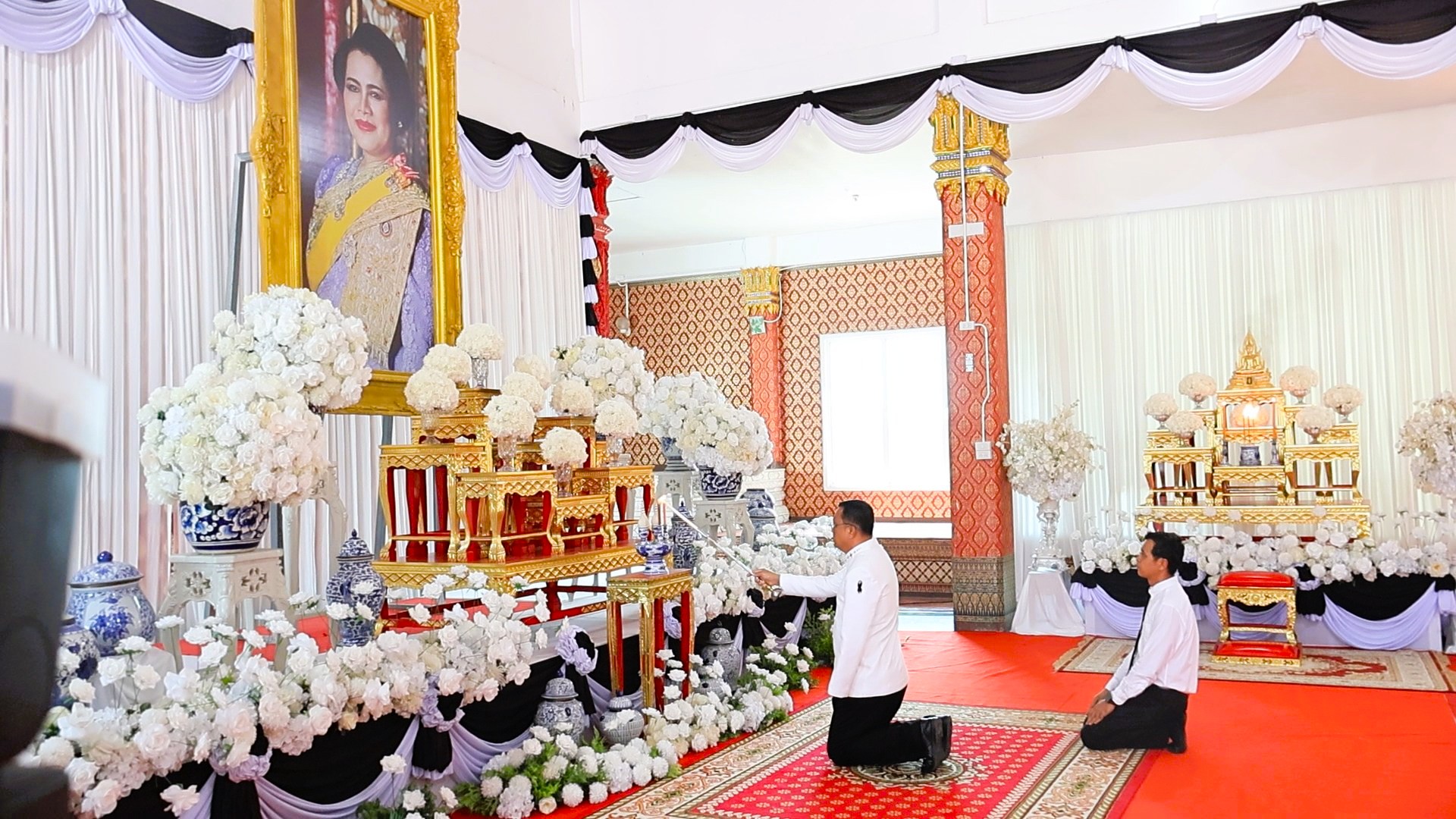 จังหวัดลพบุรีร่วมกับคณะสงฆ์จังหวัดลพบุรีจัดพิธีสวดพระพุทธมนต์ถวายพระราชกุศลแด่ สมเด็จพระนางเจ้าสิริกิติ์ พระบรมราชินีนาถ พระบรมราชชนนีพันปีหลวง น้อมรำลึกในพระมหากรุณาธิคุณ&nbsp;