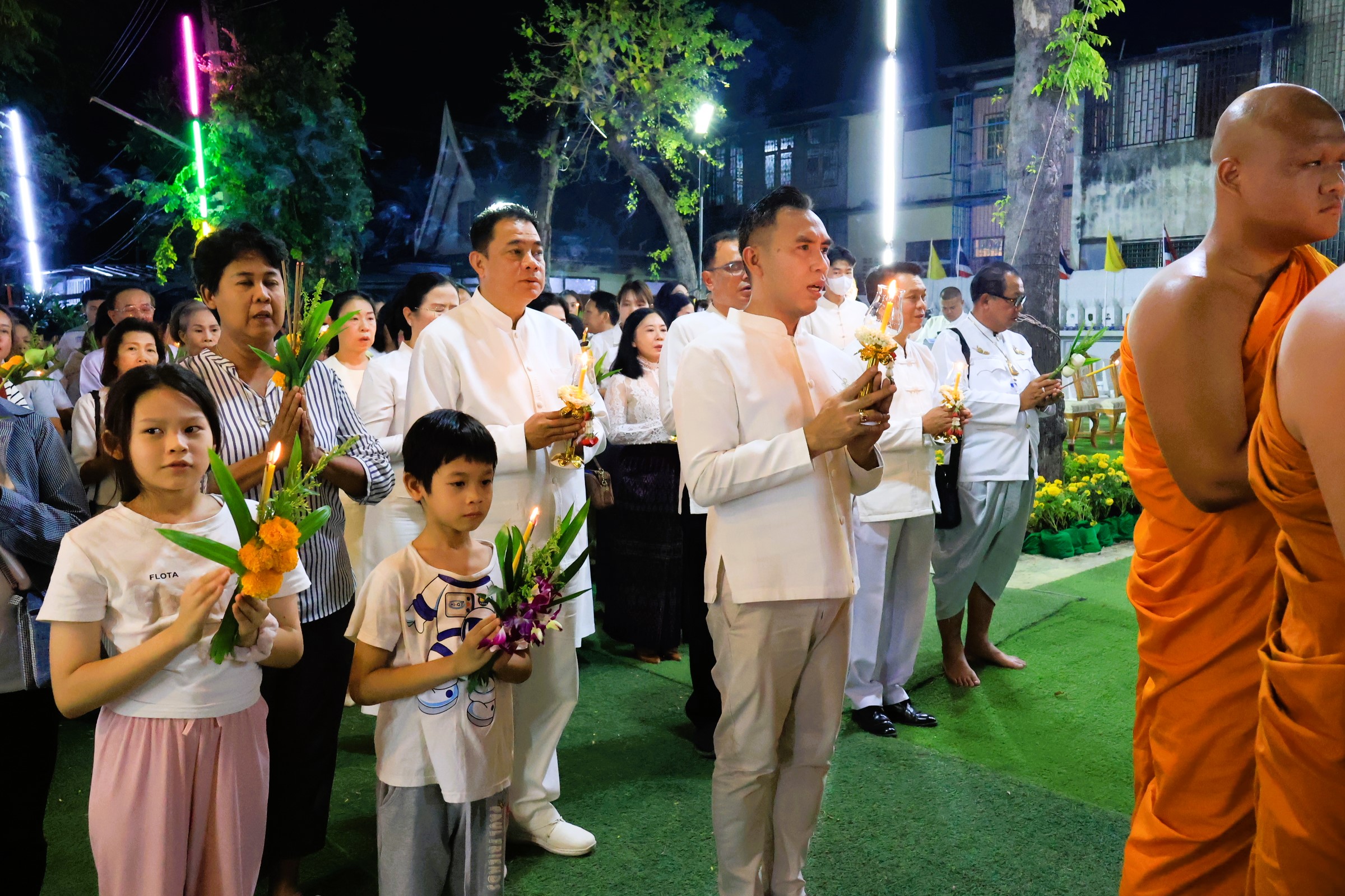 ผู้ว่าฯ ลพบุรีนำพุทธศาสนิกชนร่วมแสดงตนเป็นพุทธมามกะและเวียนเทียน เนื่องในวันมาฆบูชา ณ วัดเสาธงทอง พระอารามหลวง &nbsp;