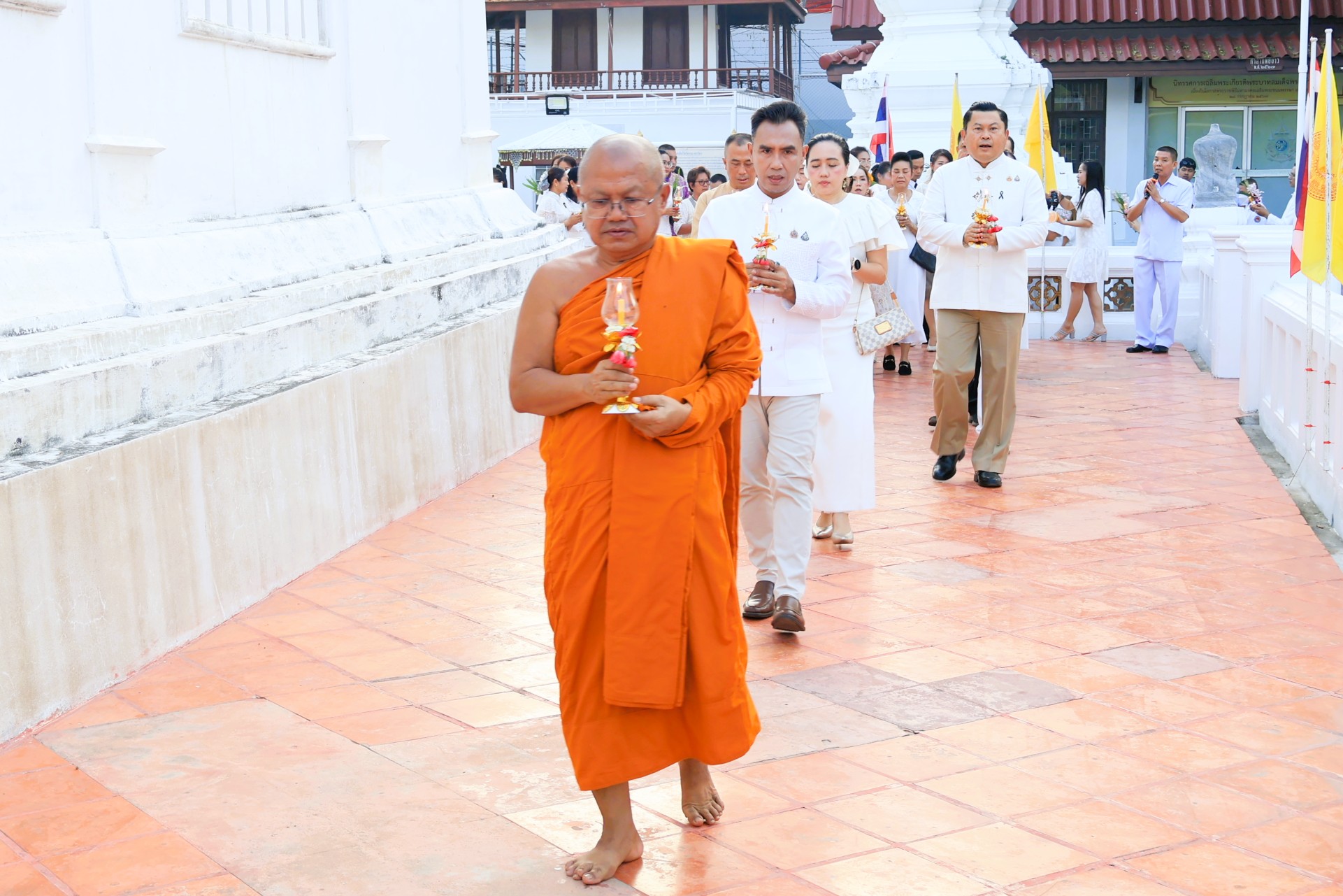 ผู้ว่าฯ ลพบุรี นำพุทธศาสนิกชนชาวลพบุรี ร่วมทำบุญตักบาตร และเวียนเทียน เนื่องใน&ldquo;วันมาฆบูชา&rdquo;เพื่อความเป็นสิริมงคลให้แก่ชีวิต