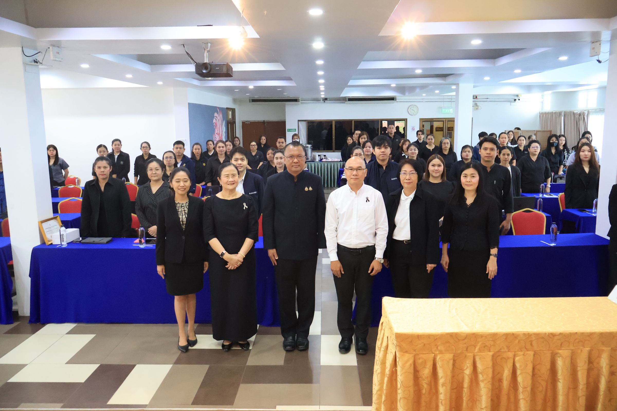 สำนักงานพลังงานจังหวัดลพบุรี ประชุมเชิงปฏิบัติการโครงการส่งเสริมการลดใช้พลังงานในภาครัฐ เพื่อชี้แจงแนวทางและมาตรการประหยัดพลังงาน หวังกระตุ้นหน่วยงานราชการในพื้นที่ลดการใช้ไฟฟ้าและน้ำมันเชื้อเพลิงตอบรับนโยบายของรัฐบาล ในการลดใช้พลังงาน อย่างเป็นรูปธรรม