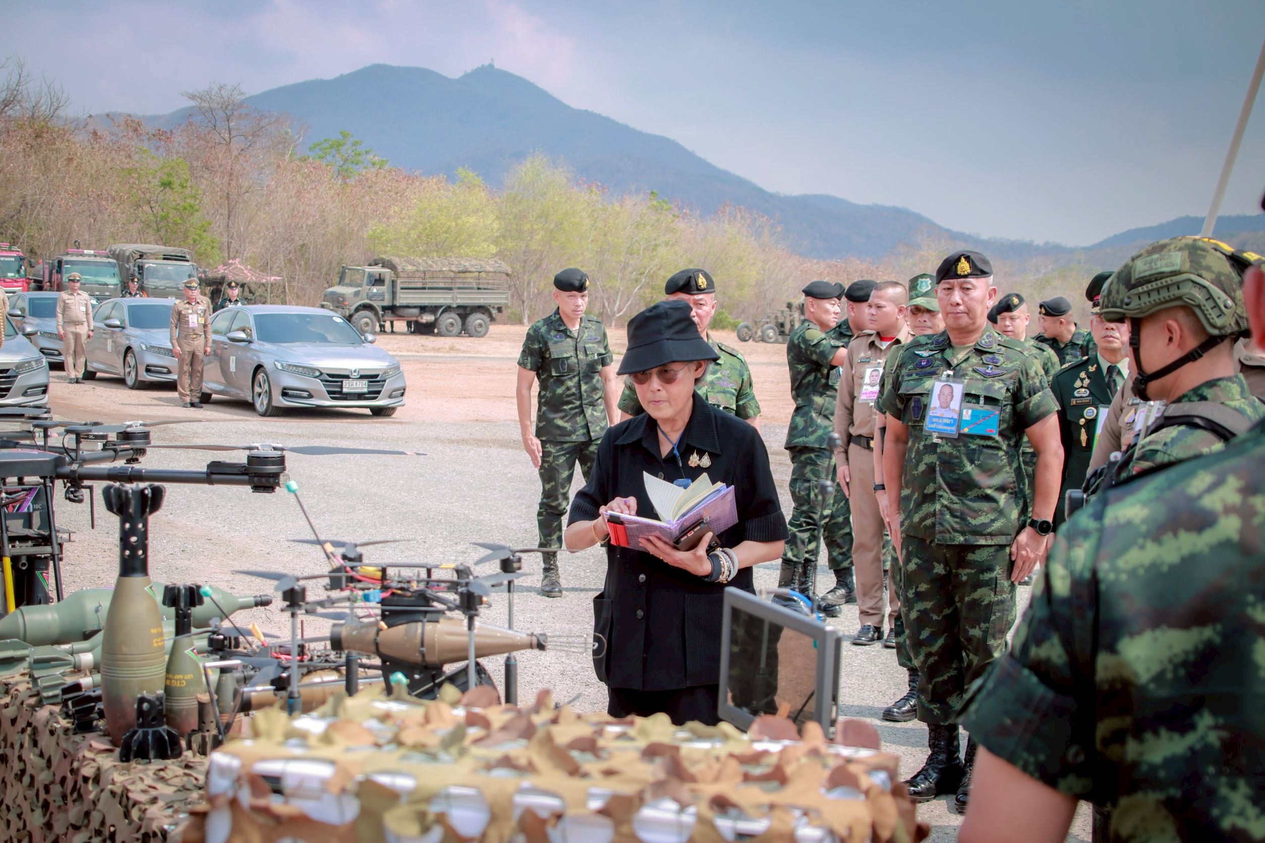 กรมสมเด็จพระเทพฯ เสด็จฯ ลพบุรี ทอดพระเนตรการฝึกภาคสนาม ฝึกยิงกระสุนจริง ของนักเรียนนายร้อย จปร. ชั้นปีที่ 2 ณ ศูนย์การทหารปืนใหญ่ จังหวัดลพบุรี&nbsp;