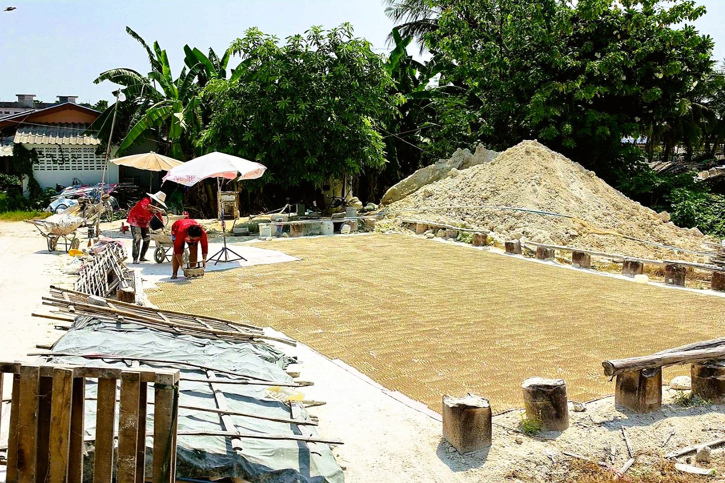 ผู้ผลิตดินสอพอง กว่า 200 ราย ที่ลพบุรี อาศัยสภาพอากาศที่ร้อนจัดตลอดทั้งวัน เร่งผลิตดินสอพองทั้งวันทั้งคืน ให้ทันออกจำหน่ายก่อนเทศกาลสงกรานต์ แม้จะต้องแบกรับกับราคาน้ำมันที่เพิ่มขึ้น แต่ก็ต้องทนขายในราคาเดิม