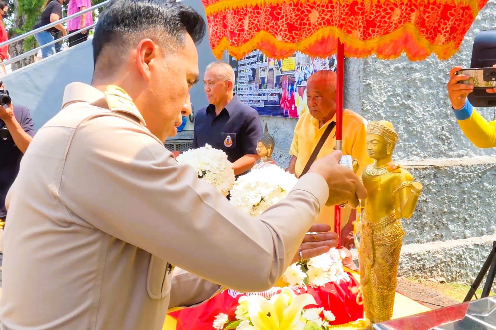 เริ่มแล้ว สงกรานต์เมืองลิง ทำบุญใหญ่ อัญเชิญรูปหล่อ องค์เจ้าพ่อพระกาฬ ลงมาให้ประชาชนสรงน้ำขอพร พร้อมทำบุญจัดตั้งโรงทาน ตลอดเทศกาลสงกรานต์ และ ปีใหม่ไทย