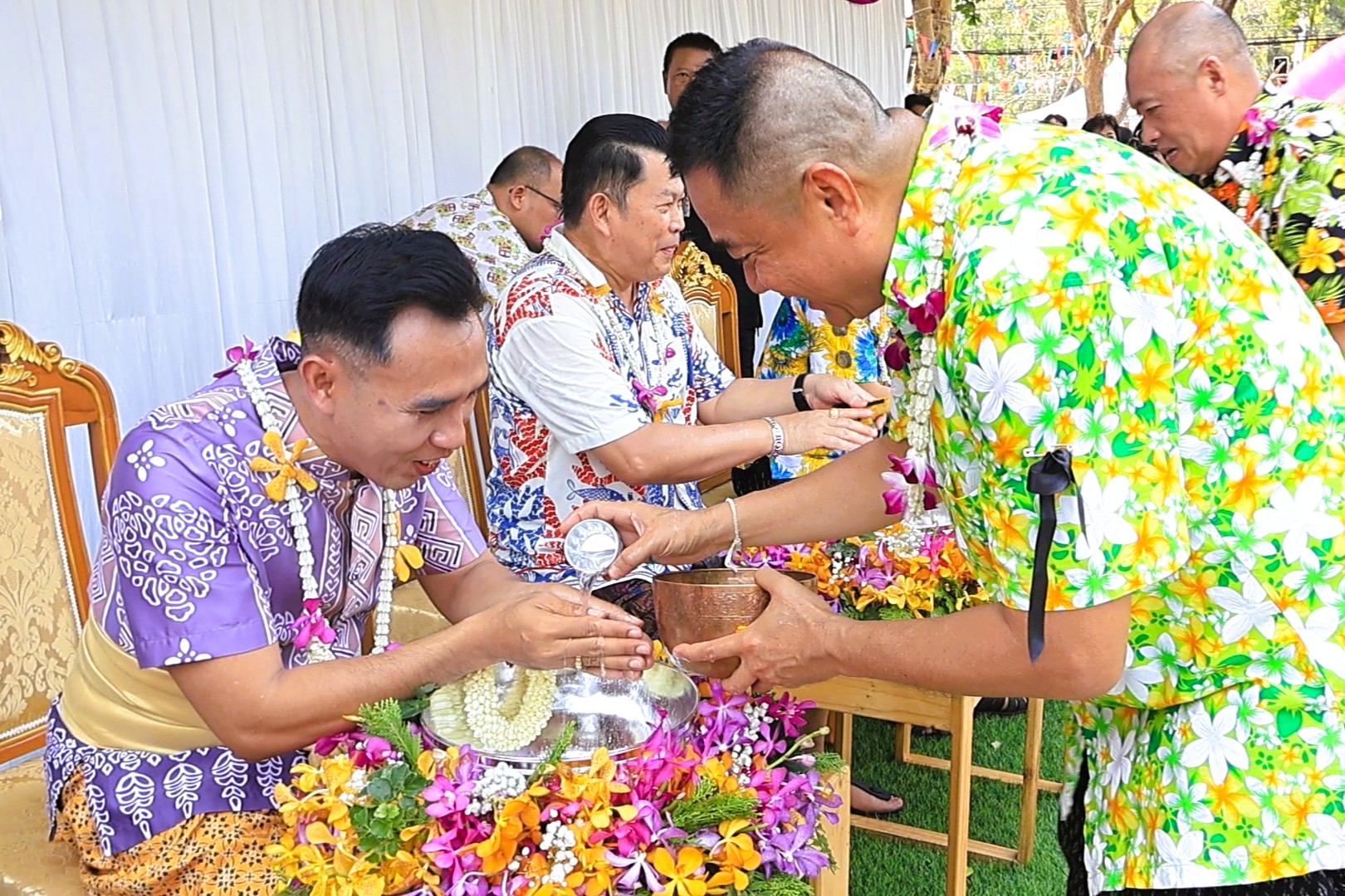 ชาวลพบุรีพร้อมใจนุ่งโจง-สวมเสื้อลายดอก รดน้ำดำหัวขอพร "พ่อเมือง" สืบสานประเพณีสงกรานต์ปี 2569