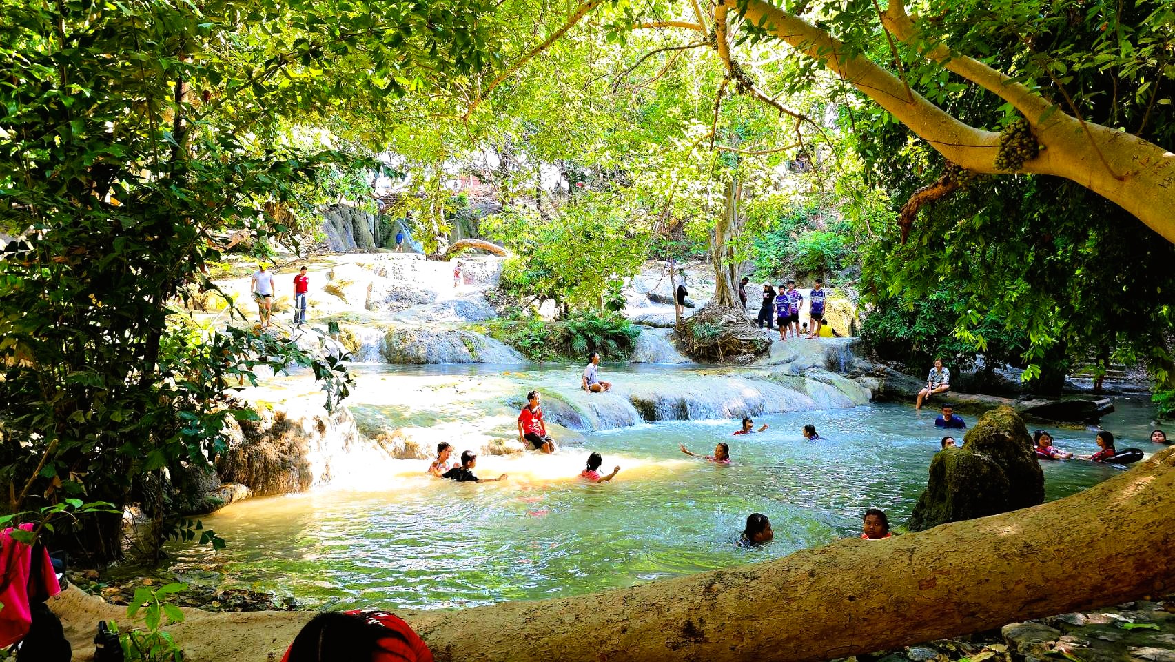 จังหวัดลพบุรี &nbsp;อากาศร้อน นักท่องเที่ยวแห่ "ฮีลใจ" น้ำตกวังก้านเหลือง ลพบุรี น้ำใสสีมรกตเย็นฉ่ำ บรรยากาศคึกคัก ไม่ว่าจะเป็นวันหยุด หรือวันธรรมดา เนืองแน่นทุกวัน