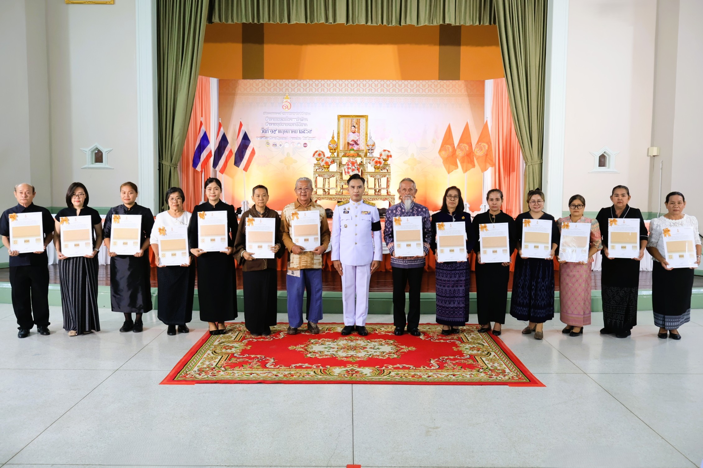 จังหวัดลพบุรี เดินหน้าสืบสานและต่อยอดภูมิปัญญาผ้าไทย จัดพิธีมอบแบบลายผ้าพระราชทาน ประจำปี 2569 &ldquo;ผ้าลายขอสมเด็จฯ-เจ้าฟ้าฯ&rdquo; และ &ldquo;ผ้าลายบุปผาบรมราชินีนาถ&rdquo; เพื่อนำไปพัฒนาผลิตภัณฑ์ผ้าไทย เพิ่มมูลค่าทางเศรษฐกิจ และสร้างรายได้อย่างยั่งยืนแก่ชุมชนทั่วทั้งจังหวัด