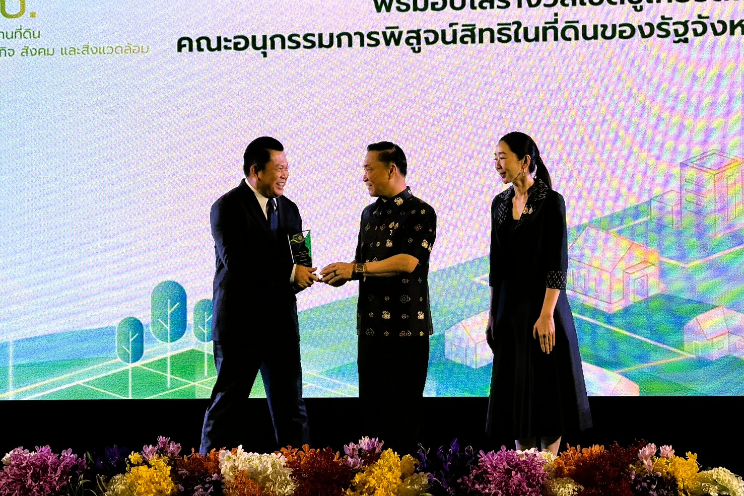 จังหวัดลพบุรี เข้ารับรางวัลเชิดชูเกียรติแก่คณะอนุกรรมการนโยบายที่ดินจังหวัด (คทช.จังหวัด) และใบประกาศเกียรติคุณแก่ผู้ปฏิบัติงานดีเด่น ประจำปีงบประมาณ พ.ศ.2569 และร่วมงานสัมมนา 5 ปี สคทช. สร้างความมั่นคงด้านที่ดิน สู่โอกาสทางเศรษฐกิจ สังคม และสิ่งแวดล้อม &nbsp;