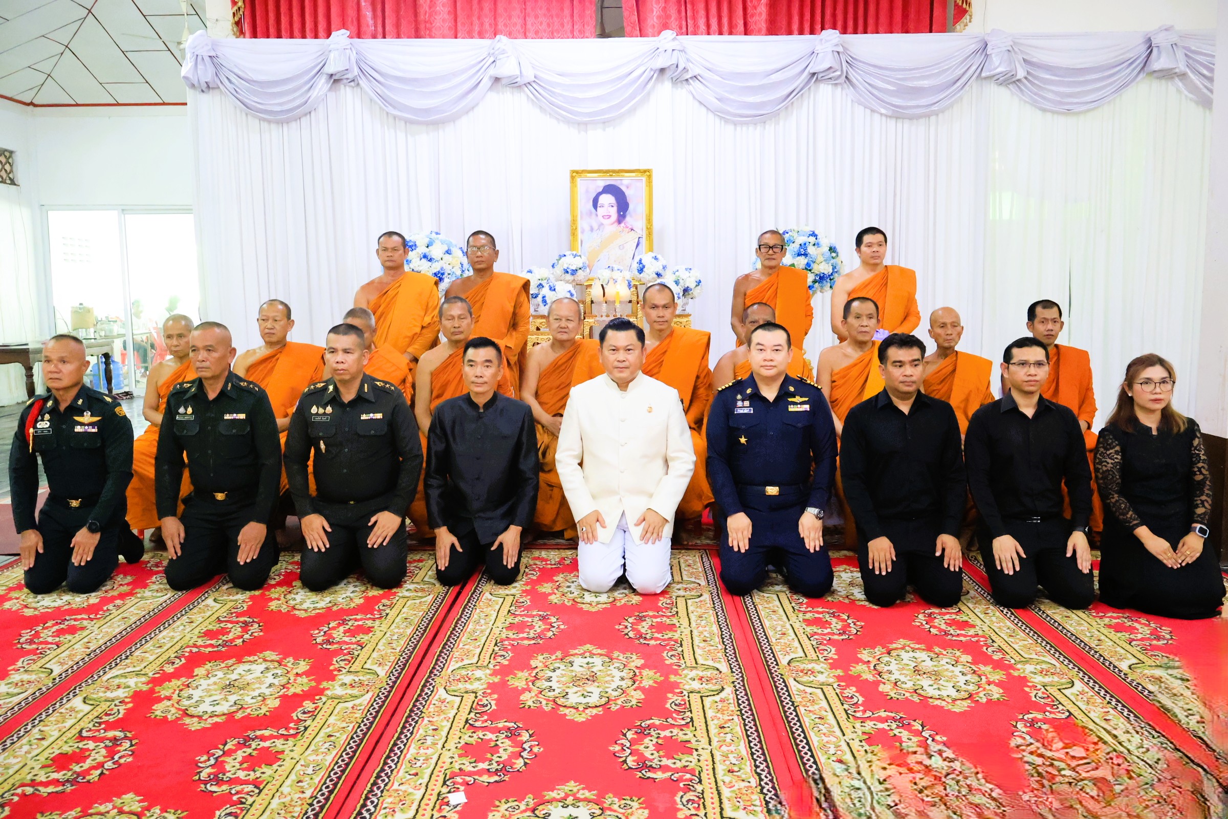 จังหวัดลพบุรีร่วมกับคณะสงฆ์จังหวัดลพบุรี (ธ) จัดพิธีสวดพระพุทธมนต์ถวายพระราชกุศลแด่ สมเด็จพระนางเจ้าสิริกิติ์ พระบรมราชินีนาถ พระบรมราชชนนีพันปีหลวง น้อมรำลึกในพระมหากรุณาธิคุณ ณ วัดกลาง(ธ) &nbsp;อำเภอเมืองลพบุรี &nbsp;จังหวัดลพบุรี