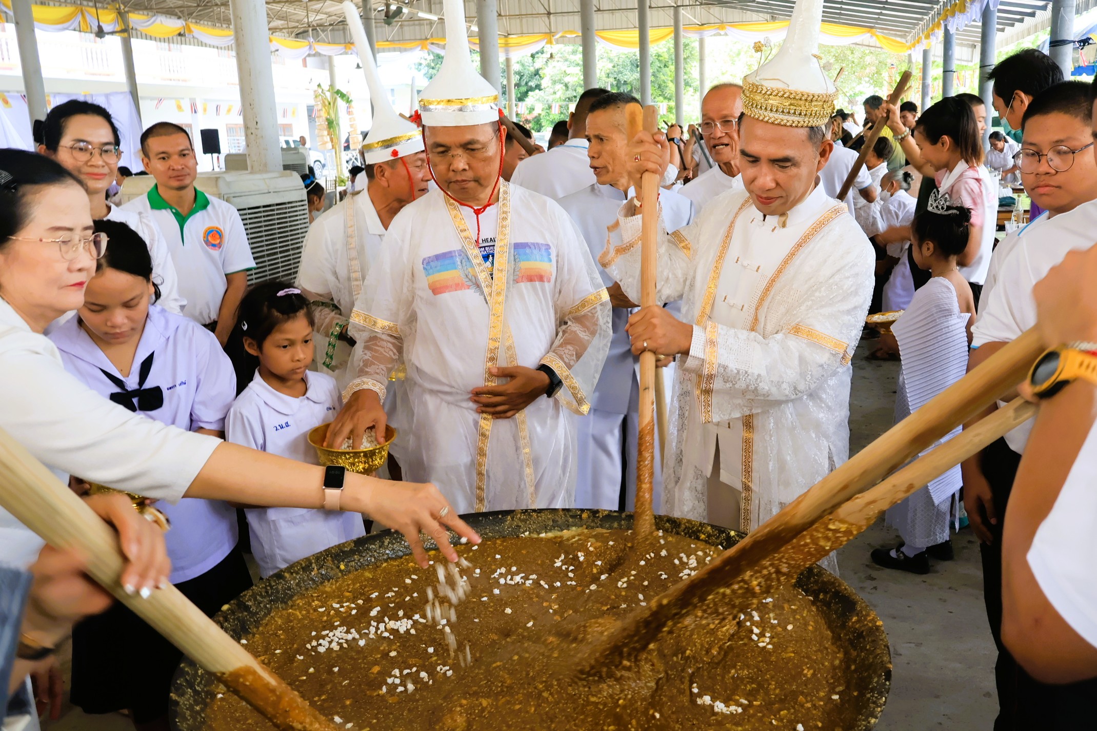 วัดนิคมสามัคคีชัย จังหวัดลพบุรี สืบสานประเพณีวิถีไทย กวนข้าวมธุปายาส หรือ ข้าวทิพย์ ถวายเป็นพุทธบูชาเนื่องในวันวิสาขบูชาโลก ประจำปี 2569 เป็นปีที่ 70&nbsp;