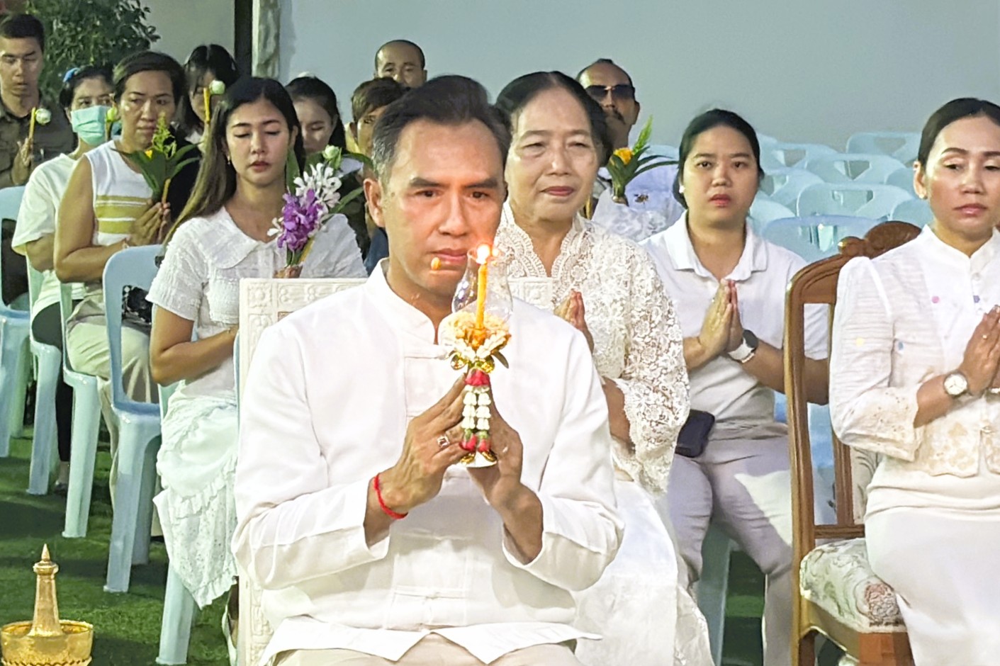 พุทธศาสนิกชนชาวจังหวัดลพบุรีร่วมแสดงตนเป็นพุทธมามกะและเวียนเทียน เนื่องในวันวิสาขบูชา ณ วัดเสาธงทอง พระอารามหลวง&nbsp;
