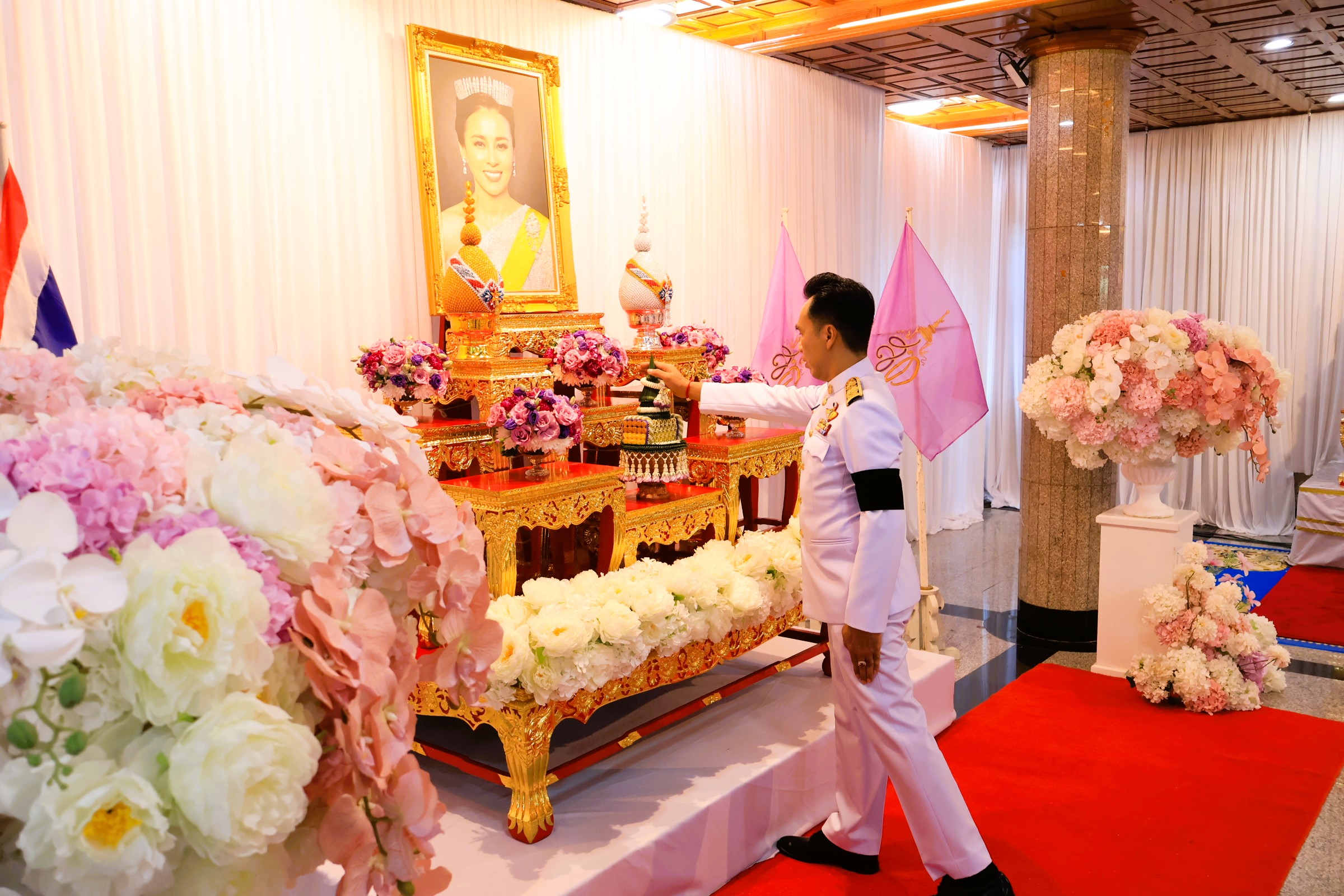 ผู้ว่าราชการจังหวัดลพบุรี นำข้าราชการและพสกนิกรทุกหมู่เหล่า ประกอบพิธีเจริญพระพุทธมนต์และทำบุญตักบาตรถวายพระราชกุศลเนื่องในโอกาสพระราชพิธีมหามงคลเฉลิมพระชนมพรรษา ๔ รอบ สมเด็จพระนางเจ้าฯ พระบรมราชินี ๓ มิถุนายน ๒๕๖๙
