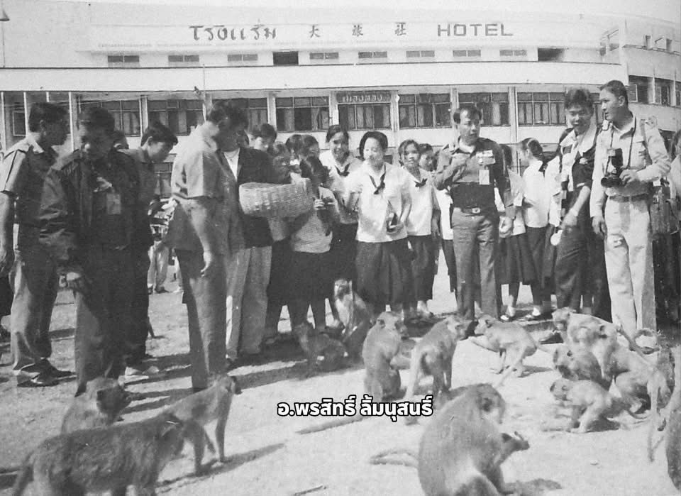 เมื่อครั้งทรงพระเยาว์ ณ เมืองลพบุรี สมเด็จพระเจ้าลูกเธอ เจ้าฟ้าพัชรกิติยาภา นเรนทิราเทพยวดี กรมหลวงราชสาริณีสิริพัชร มหาวัชรราชธิดา เสด็จ ทัศนศึกษาร่วมกับนักเรียนโรงเรียนจิตรลดา ณ พระนารายณ์ราชนิเวศน์ ปรางค์สามยอด ศาลพระกาฬ และโบราณสถาน จังหวัดลพบุรี เมื่อวันที่ ๒๙ มกราคม ๒๕๓๖
