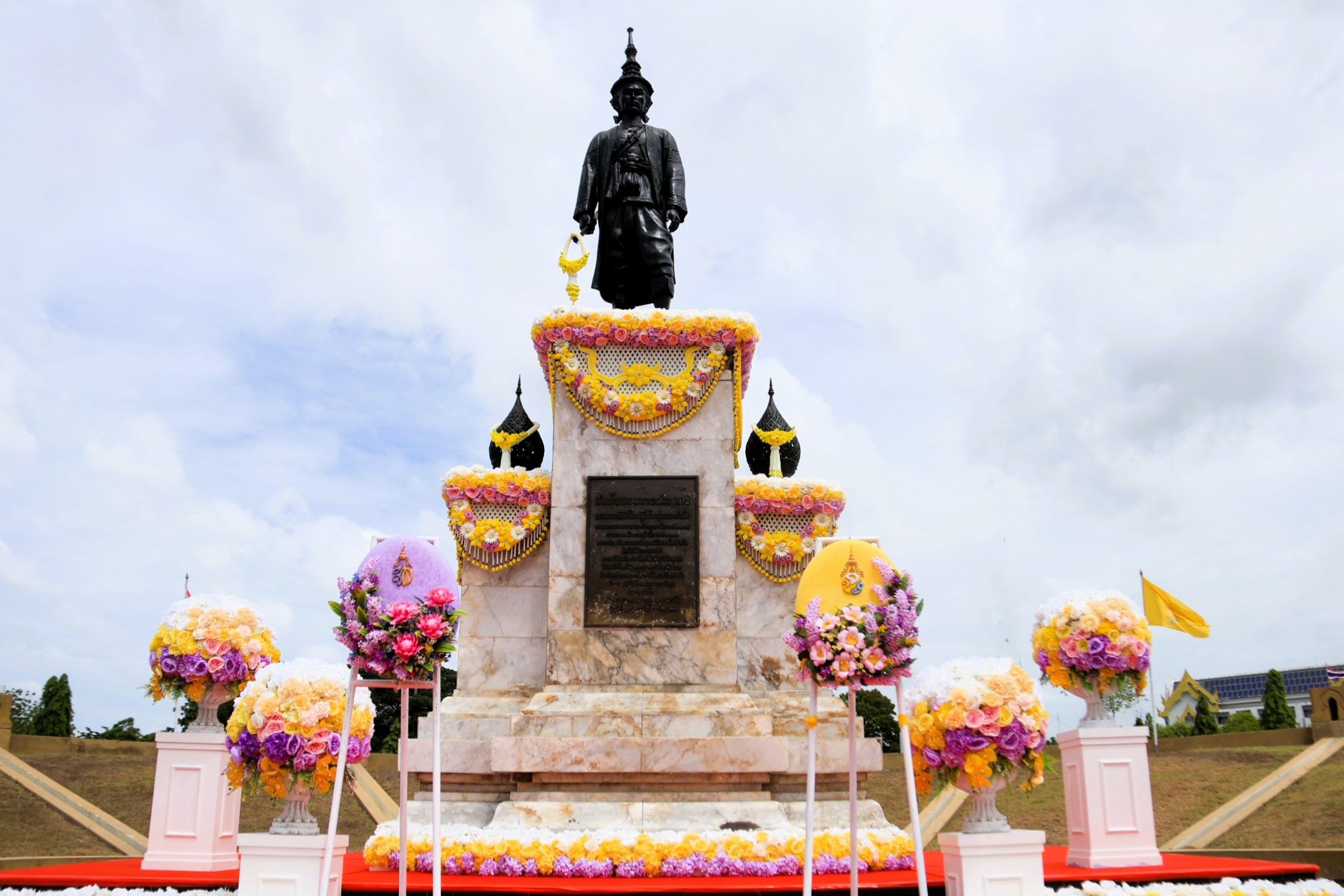 องคมนตรี เป็นผู้แทนพระองค์วางพวงมาลาถวายราชสักการะพระบรมราชานุสาวรีย์สมเด็จพระนารายณ์มหาราช เนื่องในวันคล้ายวันสวรรคตสมเด็จพระนารายณ์มหาราช ที่ จังหวัดลพบุรี