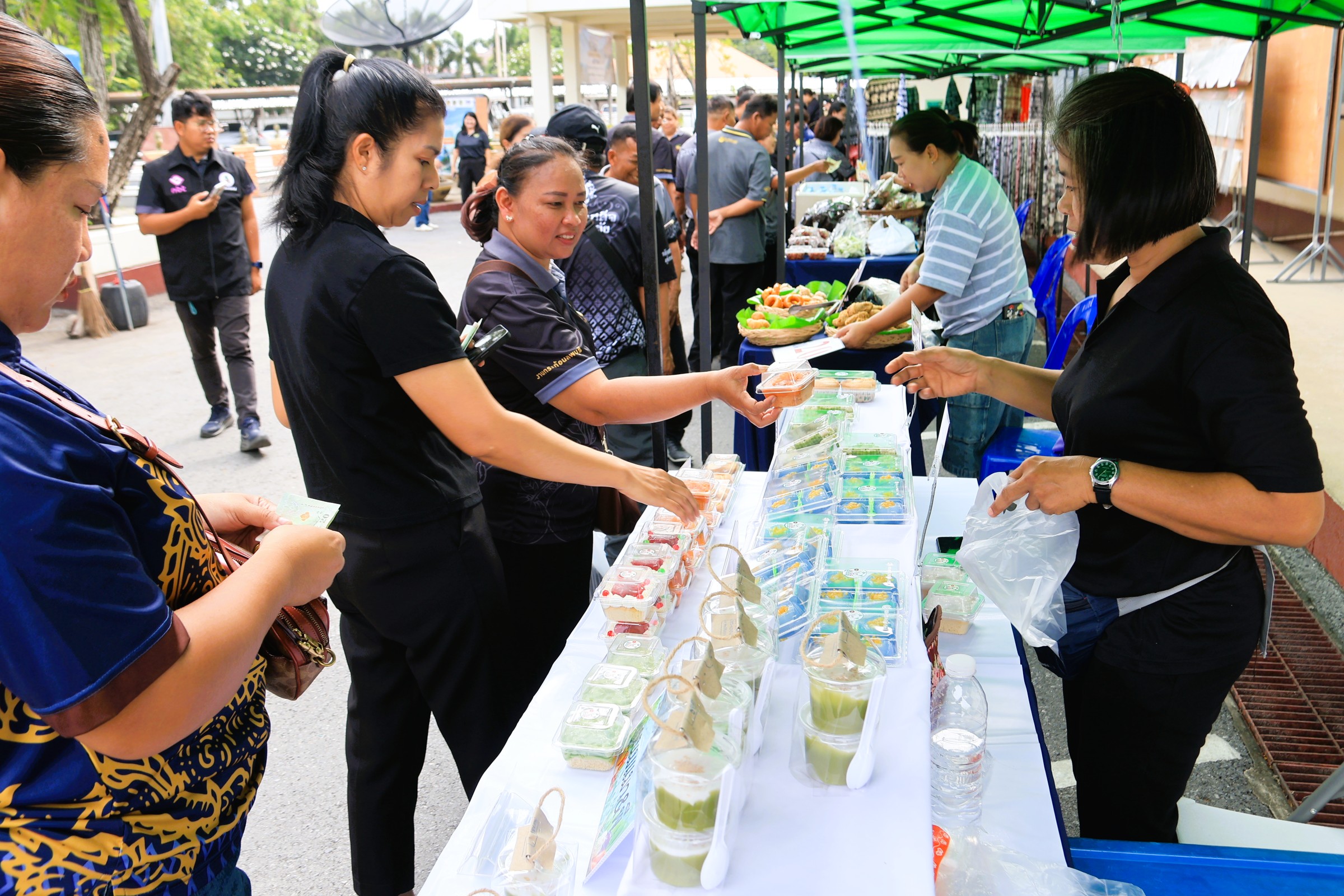 จังหวัดลพบุรี ขานรับนโยบายรัฐบาลร่วมขับเคลื่อนโครงการ &ldquo;ไทยช่วยไทย ลดค่าครองชีพให้ประชาชน&rdquo; เฟส 2 พร้อมกันทั้ง 11 อำเภอ ระหว่างเดือน กรกฎาคม - กันยายน 2569 นี้ เพื่อช่วยลดภาระค่าใช้จ่ายในครัวเรือนและกระตุ้นเศรษฐกิจหมุนเวียนในท้องถิ่น&nbsp;
