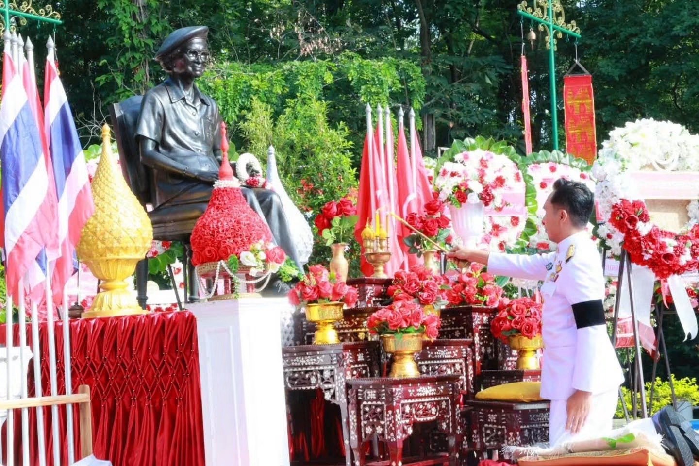 ผู้ว่าฯลพบุรี &nbsp;นำหน่วยงานราชการ วางพวงมาลาถวายราชสักการะ น้อมรำลึกในพระมหากรุณาธิคุณ &ldquo;สมเด็จพระศรีนครินทราบรมราชชนนี&rdquo; เนื่องในวันคล้ายวันสวรรคต