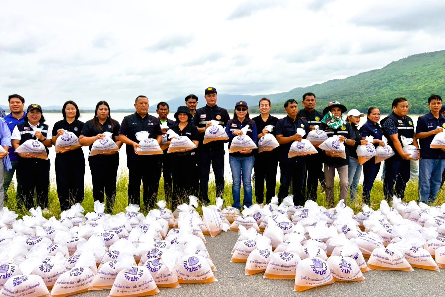 ประมงจังหวัดลพบุรี ร่วมกับศูนย์วิจัยและพัฒนาประมงน้ำจืดลพบุรี ร่วมปล่อยกุ้งก้ามกราม 1 ล้านตัว &nbsp;ณ อ่างเก็บน้ำกุดตาเพชร หวังเพิ่มปริมาณสัตว์น้ำ คืนความอุดมสมบูรณ์ให้ระบบนิเวศ และสร้างความมั่นคงทางอาหารและรายได้ให้แก่พี่น้องเกษตรกรในพื้นที่อย่างยั่งยืน&nbsp;