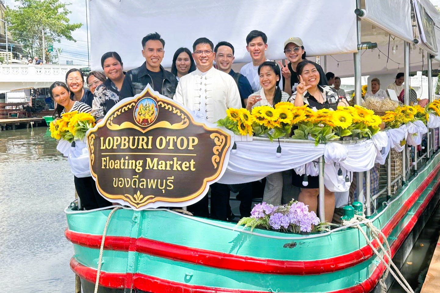 จังหวัดลพบุรี ขนทัพสินค้าผลิตภัณฑ์ OTOP และผลผลิตทางการเกษตรขึ้นชื่อ ร่วมออกร้านจำหน่ายสินค้าบนเรือโบราณ ในกิจกรรมการพัฒนาคุณภาพชีวิตประชาชนริมคลองเกาะรัตนโกสินทร์และคนไร้ที่พึ่ง ภายใต้ชื่องาน "สายน้ำแห่งชีวิต ใต้ร่มพระบารมี สืบสานวิถีรัตนโกสินทร์"ตั้งแต่วันนี้ จนถึงวันที่ 31 กรกฎาคม 2569 ณ คลองเกาะรัตนโกสินทร์