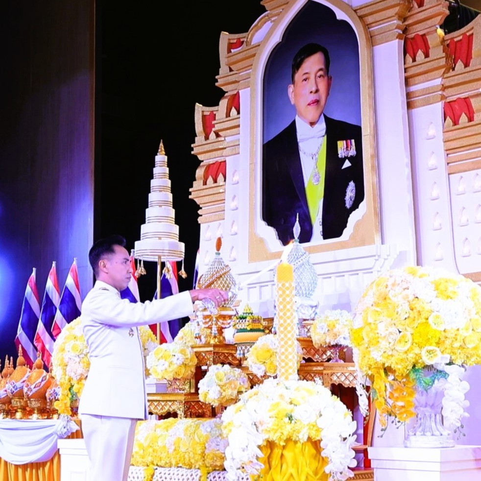 ผู้ว่าราชการจังหวัดลพบุรี นำพสกนิกรทุกหมู่เหล่า ประกอบพิธีถวายสัตย์ปฏิญาณเพื่อเป็นข้าราชการที่ดี และถวายเครื่องราชสักการะ วางพานพุ่ม จุดเทียนถวายพระพรชัยมงคล &nbsp;พระบาทสมเด็จพระเจ้าอยู่หัว เนื่องในโอกาสวันเฉลิมพระชนมพรรษา 28 กรกฎาคม 2569