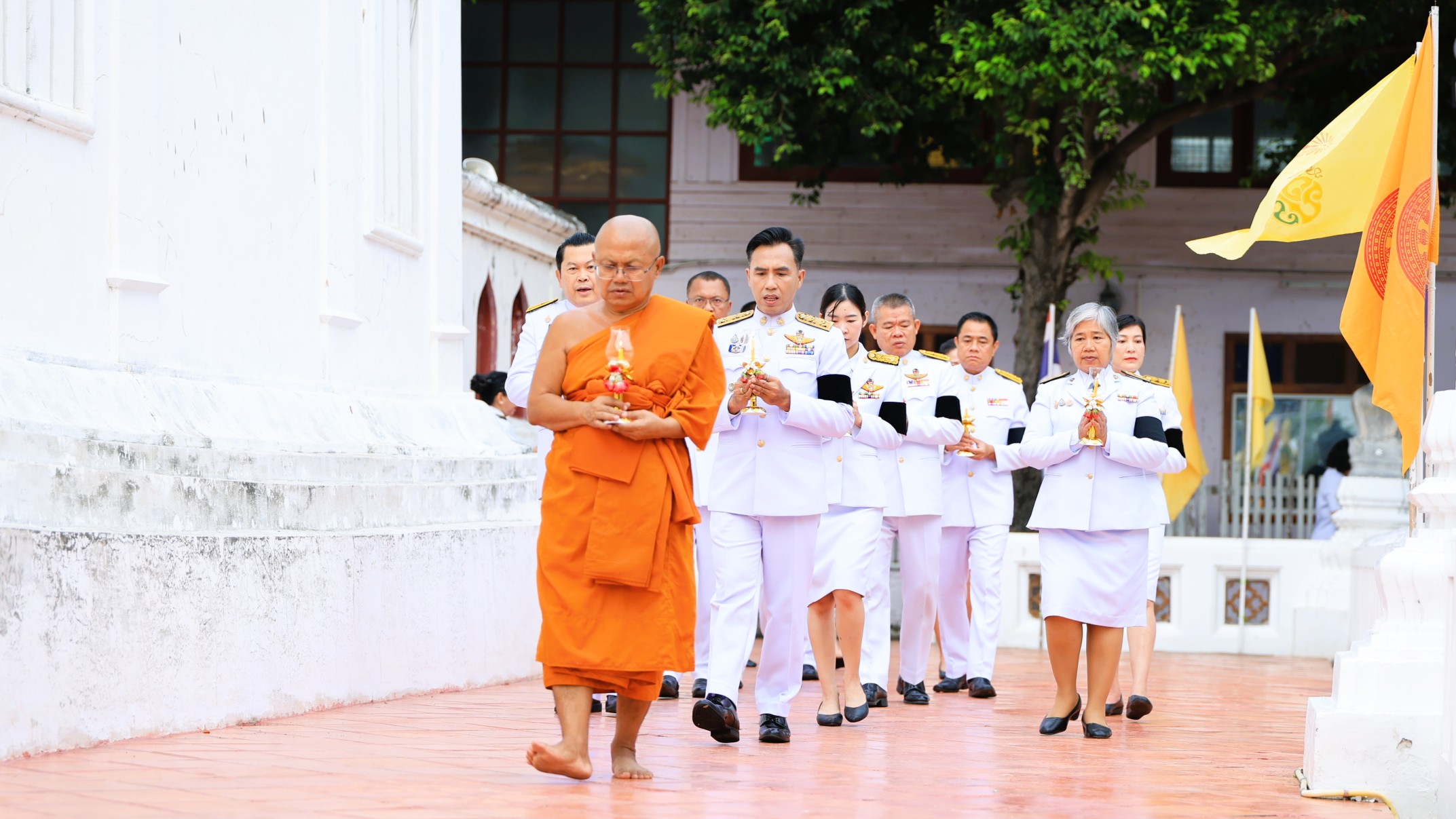 ผู้ว่าราชการจังหวัดลพบุรี นำพุทธศาสนิกชนชาวลพบุรี ร่วมทำบุญตักบาตรและเวียนเทียน เนื่องในเทศกาลวันอาสาฬหบูชาและวันเข้าพรรษา &nbsp;ประจำปี 2569