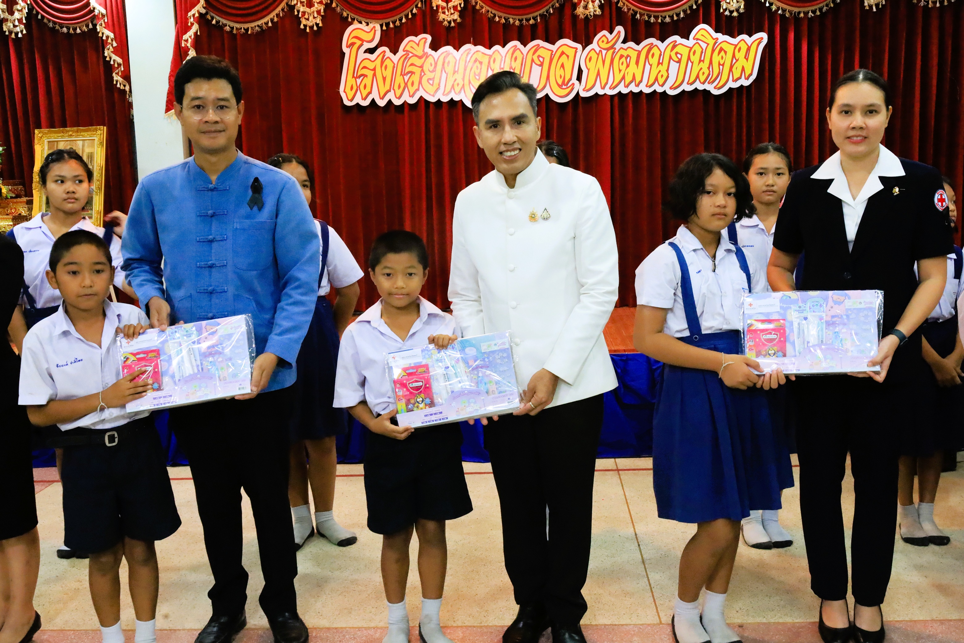 ผู้ว่าราชจังหวัดลพบุรีนำคณะลงพื้นที่ตรวจเยี่ยมให้กำลังใจ &nbsp;พร้อมมอบอุปกรณ์การเรียนให้แก่นักเรียนเป้าหมาย และสื่อการสอนให้แก่ครูอาสาสมัครช่วยสอนเสริมภาษาไทย ในโครงการส่งเสริมและพัฒนาการพูด อ่าน เขียนภาษาไทยของจังหวัดลพบุรี &nbsp;ประจำปีการศึกษา 2569&nbsp;