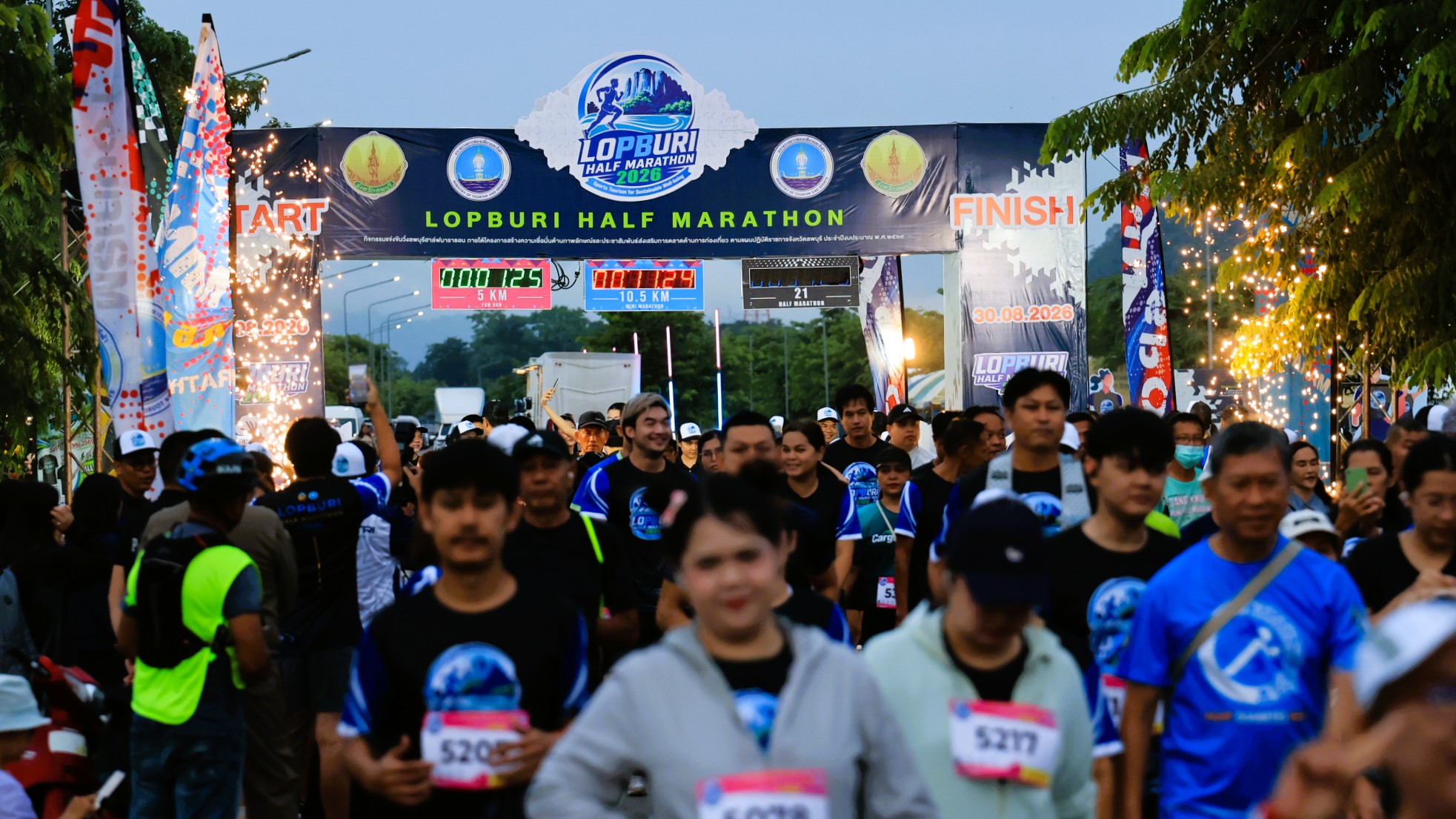 จังหวัดลพบุรีเปิดฉากการแข่งขันวิ่ง "ลพบุรีฮาล์ฟมาราธอน 2026" (Lopburi Half Marathon 2026) อย่างยิ่งใหญ่ ดึงดูดทัพนักวิ่ง จากทั่วประเทศเข้าร่วมกิจกรรมอย่างเนืองแน่น มุ่งเน้นสร้างเสริมสุขภาพพร้อมขับเคลื่อนเศรษฐกิจและการท่องเที่ยวในพื้นที่ สร้างเม็ดเงินหมุนเวียนสะพัดกว่า 11 ล้านบาท