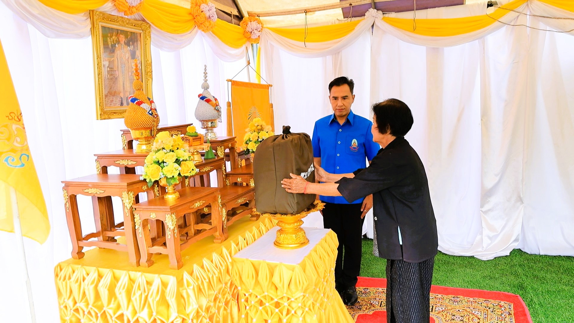 มูลนิธิราชประชานุเคราะห์ ในพระบรมราชูปถัมภ์ จังหวัดลพบุรี เชิญสิ่งของพระราชทานและเงินสงเคราะห์ช่วยเหลือครอบครัวมอบให้ผู้ประสบอัคคีภัย ในพื้นที่ ตำบลโคกแสมสาร อำเภอโคกเจริญ&nbsp;