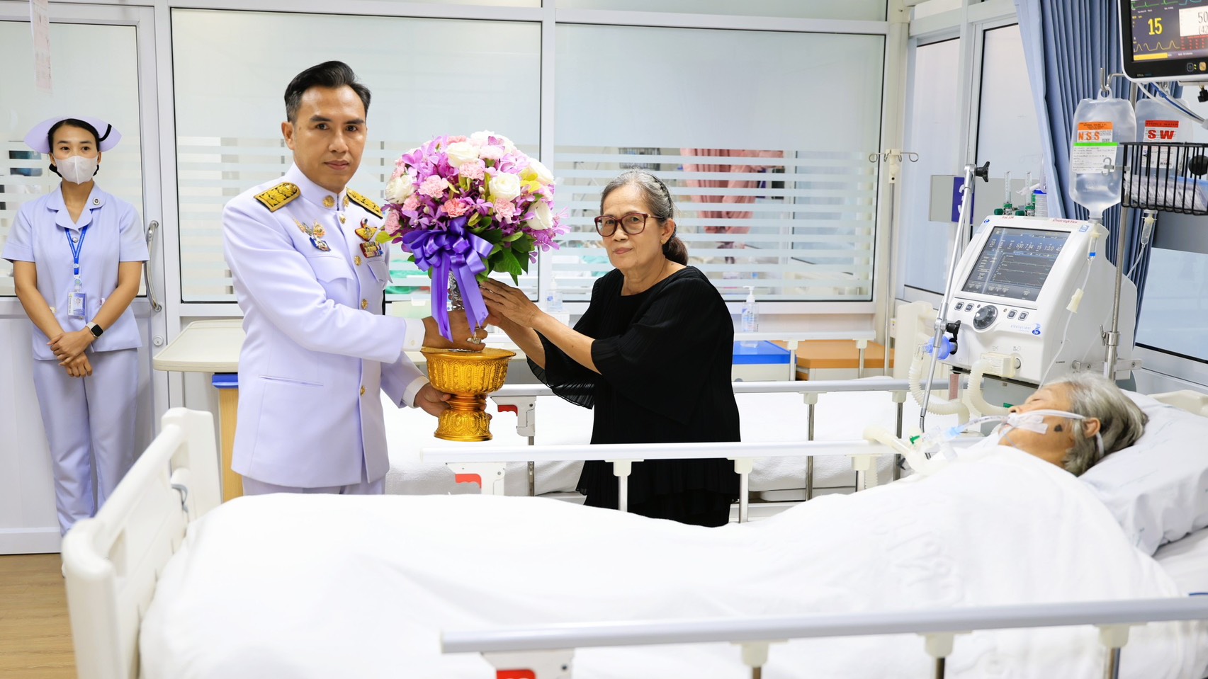 สมเด็จพระกนิษฐาธิราชเจ้า กรมสมเด็จพระเทพรัตนราชสุดาฯ สยามบรมราชกุมารี ทรงพระกรุณาโปรดเกล้าโปรดกระหม่อมให้ นายวีรพงศ์ ฤทธิ์รอด ผู้ว่าราชการจังหวัดลพบุรี เชิญแจกันดอกไม้พระราชทานไปมอบให้แก่ อาจารย์ยมโดย เพ็งพงศา อดีตพระอาจารย์ที่ถวายงานด้านดนตรี เนื่องในโอกาสเจ็บป่วย