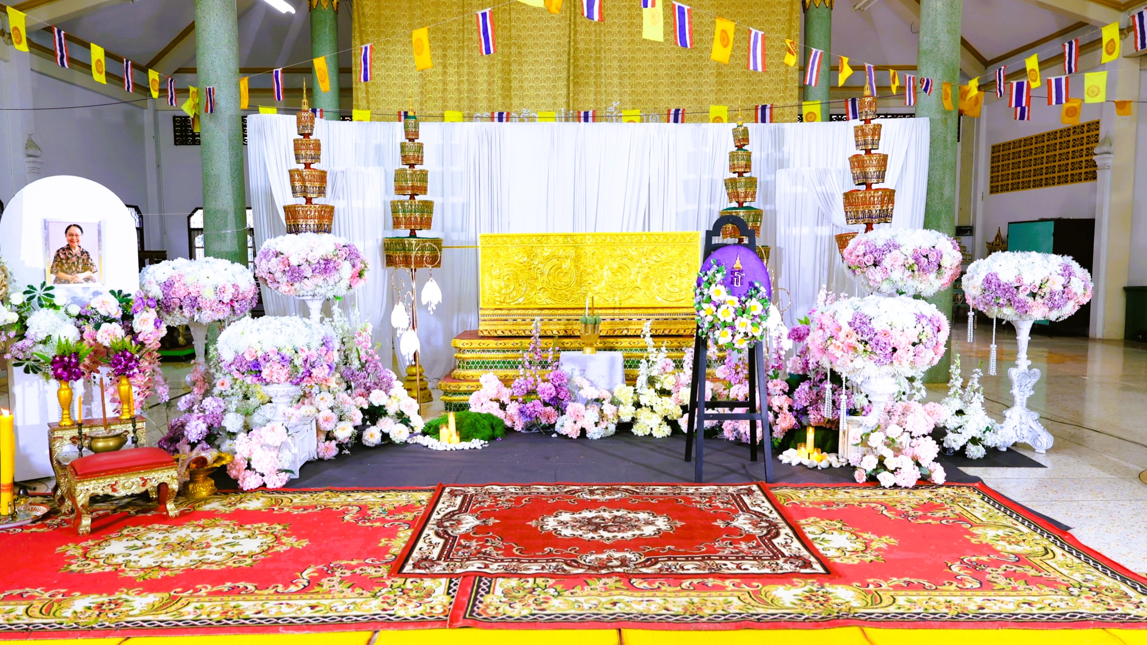 พระบาทสมเด็จพระเจ้าอยู่หัว ทรงพระกรุณาโปรดเกล้าโปรดกระหม่อมพระราชทานน้ำหลวงอาบศพ และพระราชทานเครื่องเกียรติยศประกอบศพ รองศาสตราจารย์ยมโดย เพ็งพงศา &nbsp;อดีตพระอาจารย์ที่ถวายงานด้านดนตรี &nbsp;สมเด็จพระกนิษฐาธิราชเจ้า กรมสมเด็จพระเทพรัตนราชสุดาฯ สยามบรมราชกุมารี