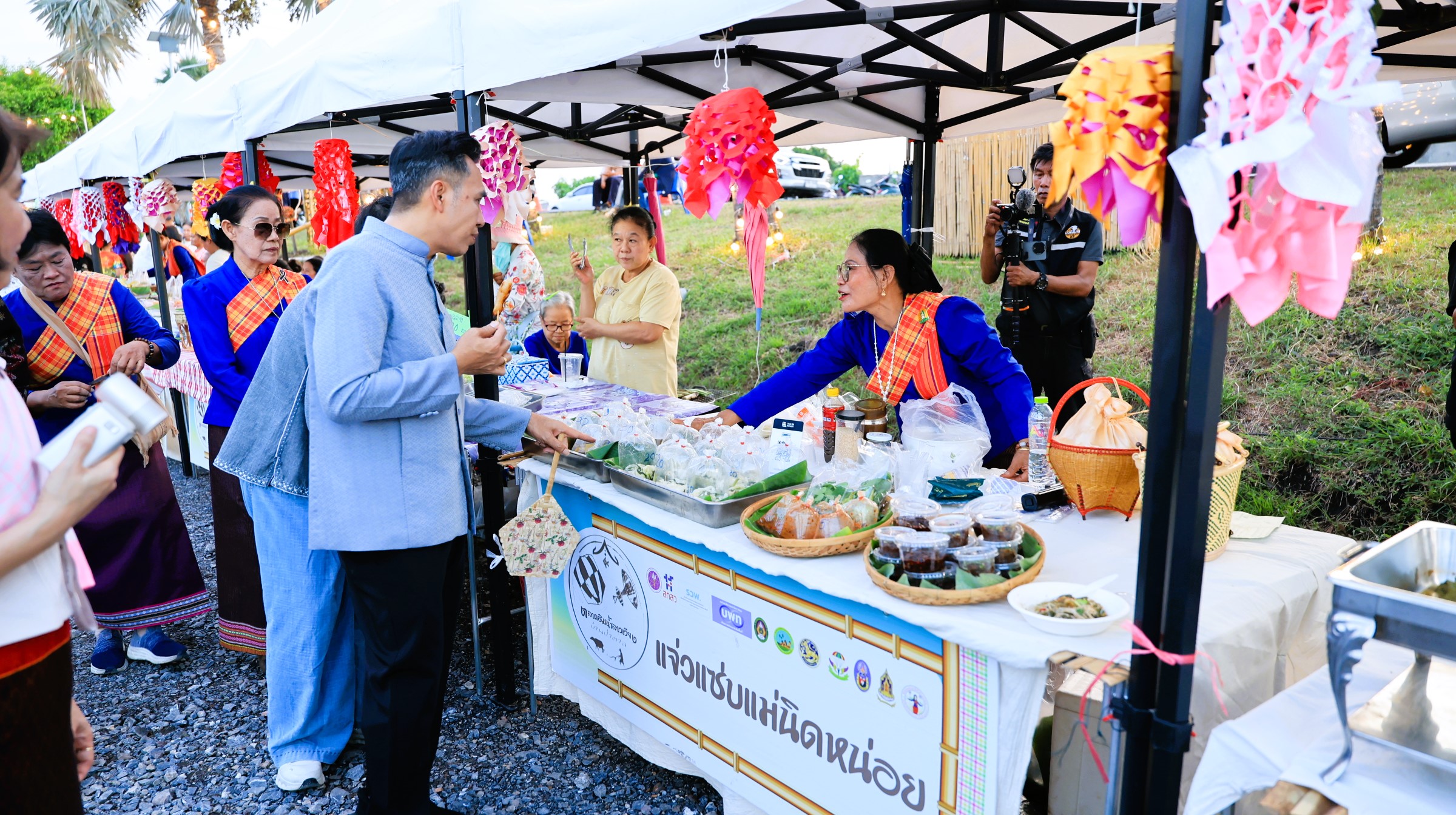 เทศบาลตำบลป่าตาล ร่วมกับ ม.ราชภัฏเทพสตรี เปิดตัว "ตลาดฮิมน้ำลาวเวียงบ้านป่าตาล" ชูวิถีชุมชน กระตุ้นเศรษฐกิจท้องถิ่น &nbsp;กำหนดจัดตลาดทุกวันเสาร์สัปดาห์ที่ 2 และ สัปดาห์ที่ 4 ของเดือน ณ ริมบริเวณหน้าสำนักงานเทศบาลตำบลป่าตาล อำเภอเมืองลพบุรี จังหวัดลพบุรี&nbsp;