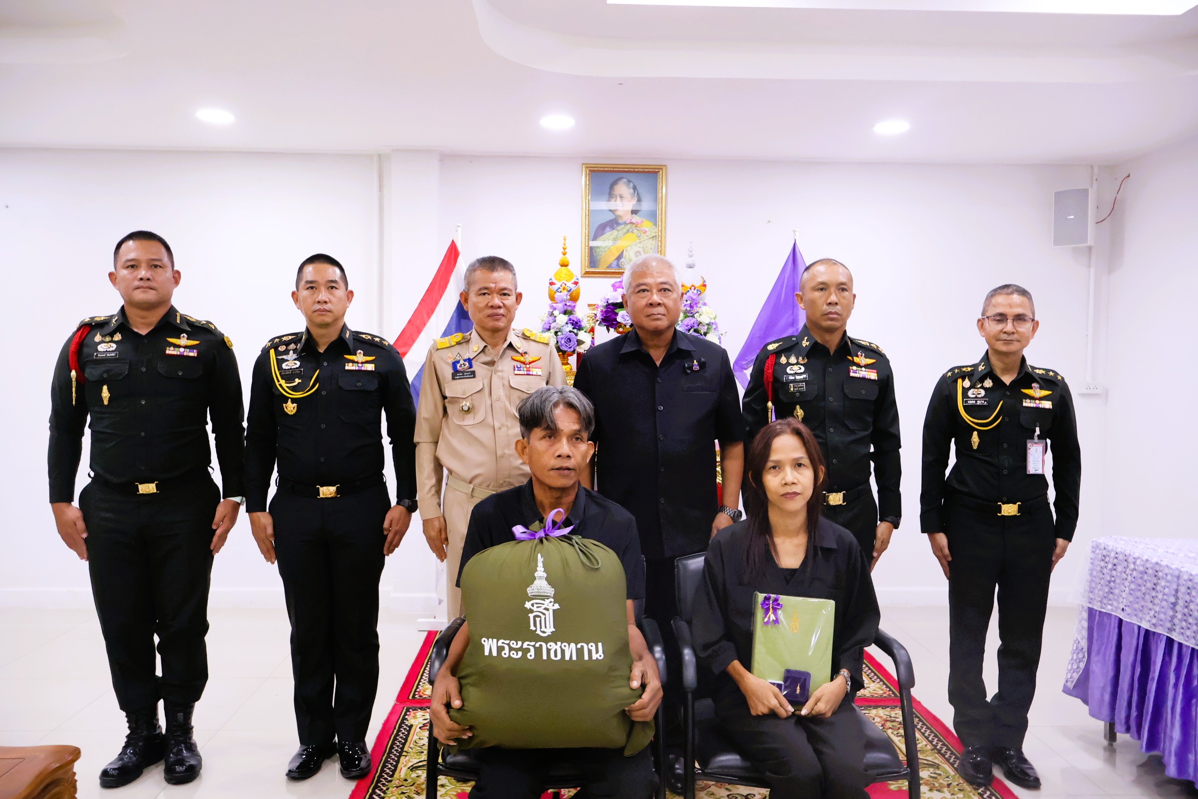 สมเด็จพระกนิษฐาธิราชเจ้า กรมสมเด็จพระเทพรัตนราชสุดา ฯ สยามบรมราชกุมารี พระราชทานสิ่งของแก่ครอบครัวทหารที่ได้รับบาดเจ็บหรือเสียชีวิตในจังหวัดลพบุรี จากเหตุการณ์ความไม่สงบบริเวณแนวชายแดนไทย &ndash; กัมพูชา