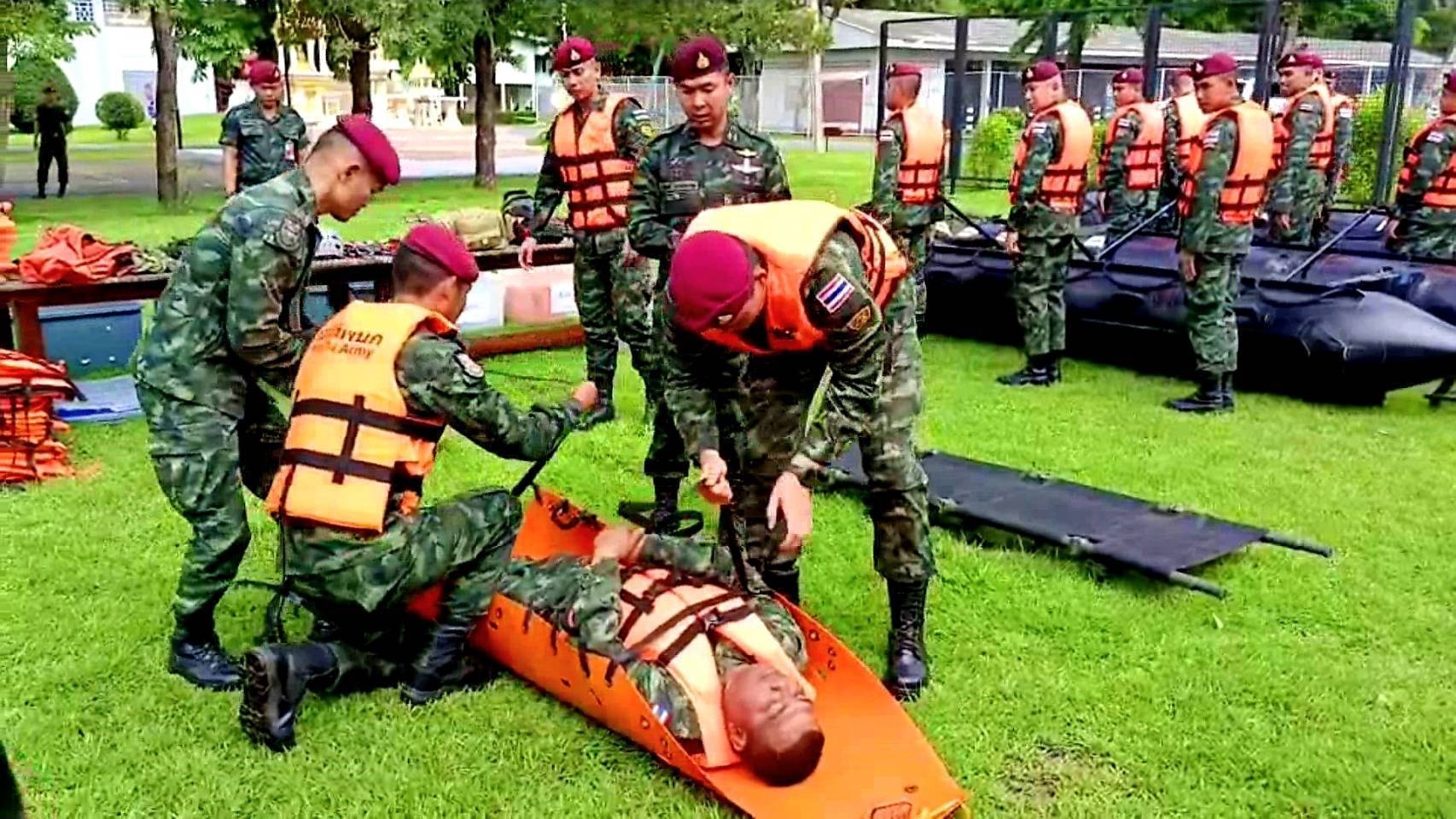 ทหารรบพิเศษ เตรียมความพร้อมสูงสุด ช่วยเหลือประชาชน รับมือกับสถานการณ์อุทกภัยในพื้นที่เสี่ยง หลังมีฝนตกหนักต่อเนื่องหลายวัน
