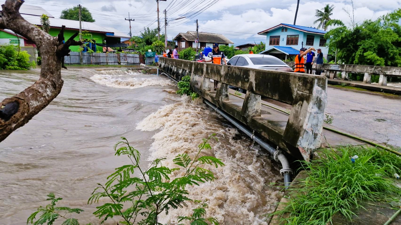ฝนตกหนักสะสมทำน้ำป่าไหลหลากท่วม อำเภอโคกสำโรง กระทบกว่า 100 ครอบครัว เจ้าหน้าที่ลงพื้นที่บรรเทาความเดือดร้อนเร่งด่วน &nbsp;เร่งอพยพกลุ่มเปราะบางสู่ที่ปลอดภัย&nbsp;