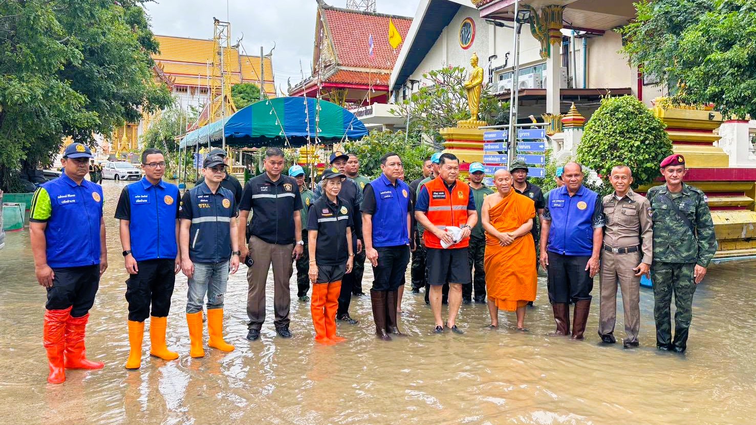 รองผู้ว่าฯ ลพบุรี นำทีมบูรณาการลงพื้นที่ อ.บ้านหมี่ ติดตามสถานการณ์น้ำและเยี่ยมเยียนกำลังใจแก่ประชาชนที่ได้รับผลกระทบจากสถานการณ์น้ำพร้อมสั่งการหน่วยงานเฝ้าระวังติดตามสถานการณ์อย่างใกล้ชิด &nbsp;