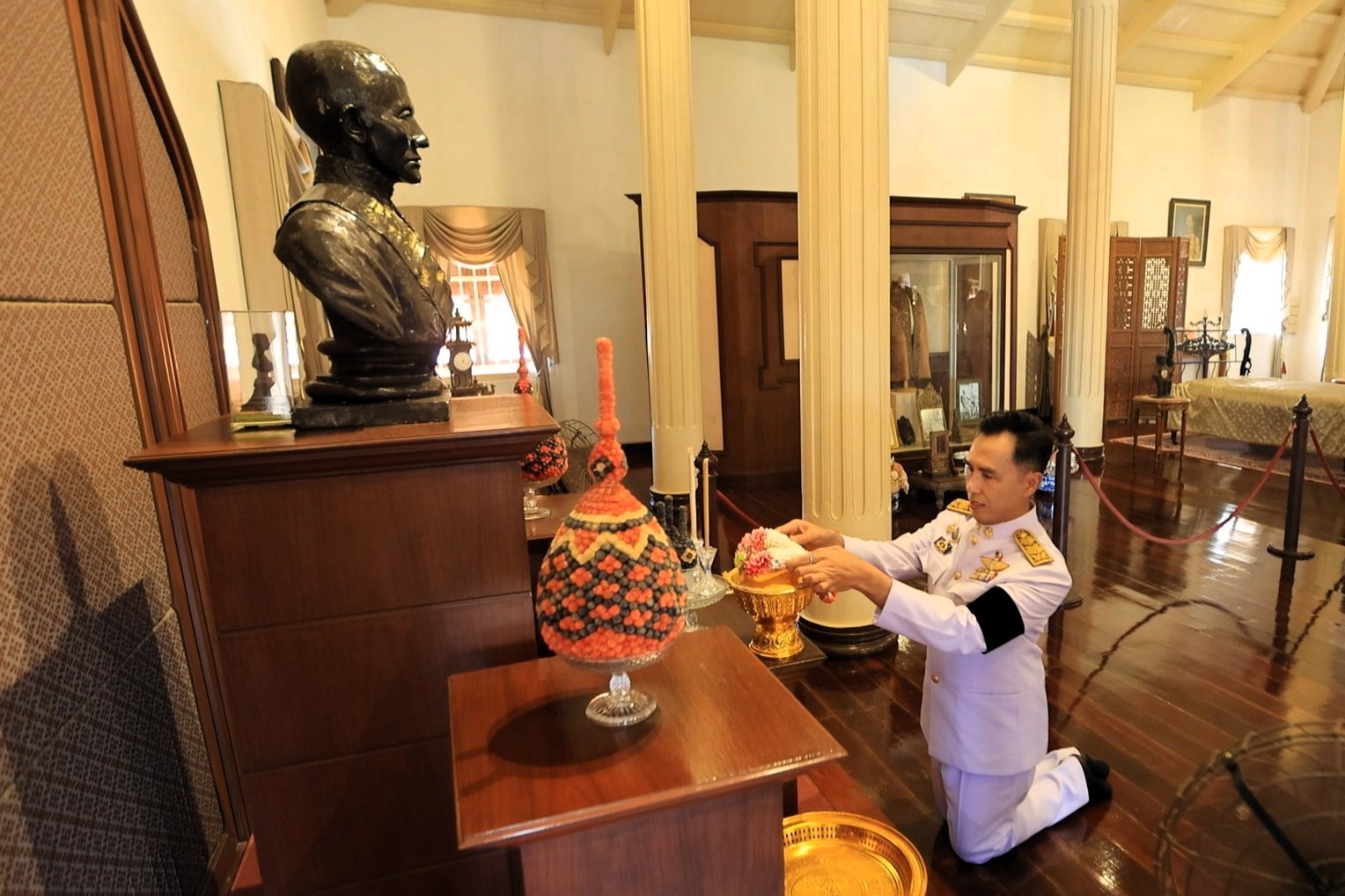 จังหวัดลพบุรี ทำพิธีเนื่องในวันคล้ายวันสวรรคตพระบาทสมเด็จพระจอมเกล้าเจ้าอยู่หัว ณ ด้านหน้าพระที่นั่งพิมานมงกุฏ พิพิธภัณฑสถานแห่งชาติสมเด็จพระนารายณ์&nbsp;