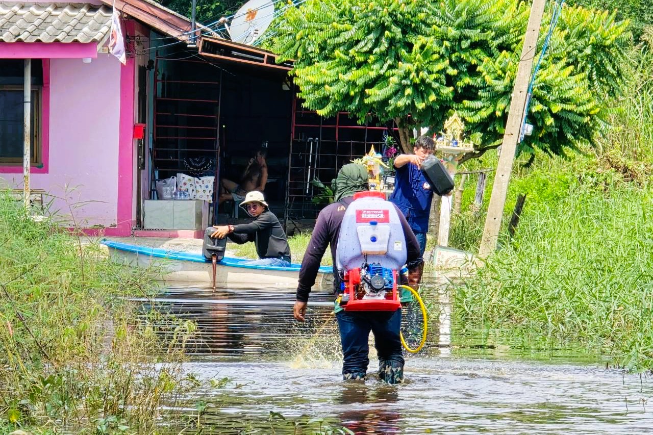 สถานีพัฒนาที่ดินลพบุรี รุดช่วยผู้ประสบภัยน้ำท่วม ส่ง &ldquo;ซุปเปอร์ พด. 6&rdquo; บำบัดน้ำเสีย-ขจัดกลิ่นเน่าเหม็น ตำบลป่าตาล อำเภอเมืองลพบุรี&nbsp;