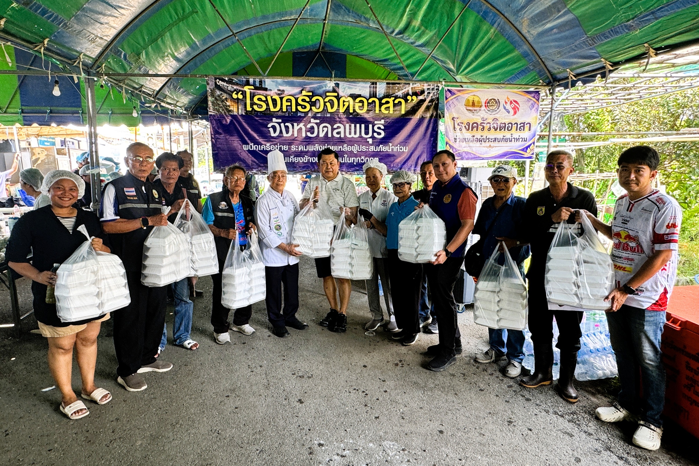 รองผู้ว่าฯ ลพบุรี นำคณะลงพื้นที่ให้กำลังใจโรงครัวจิตอาสา และรับมอบอาหารปรุงสุกกว่า 1,000 ชุด บรรเทาทุกข์ผู้ประสบอุทกภัย อ.บ้านหมี่ พร้อมประชุมชี้แจงแนวทางรับเงินประกันภัยช่วยเหลือประชาชนที่ได้รับผลกระทบอุทกภัยให้ได้รับสิทธิ์อย่างถูกต้องและรวดเร็วต่อไป