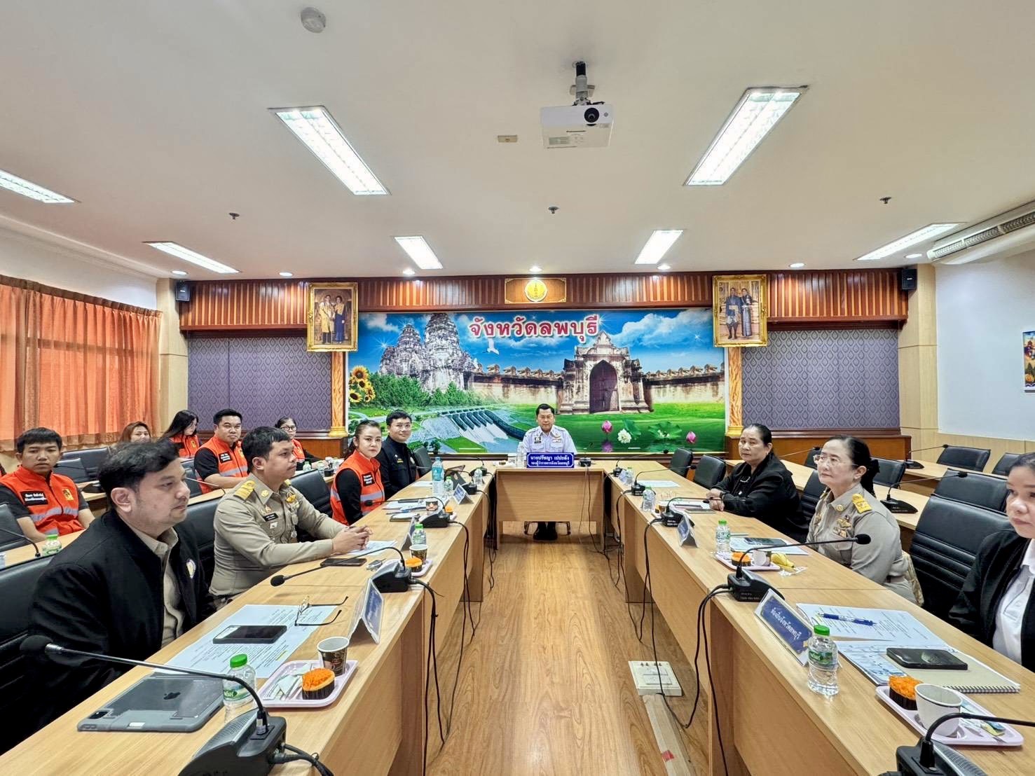 จังหวัดลพบุรี ร่วมประชุมกองบัญชาการป้องกันและบรรเทาสาธารณภัยแห่งชาติต่อเนื่องวันที่ 6 ติดตามสถานการณ์อุทกภัย กำชับทุกภาคส่วนเตรียมพร้อมรับมือเชิงรุก 24 ชั่วโมง&nbsp;
