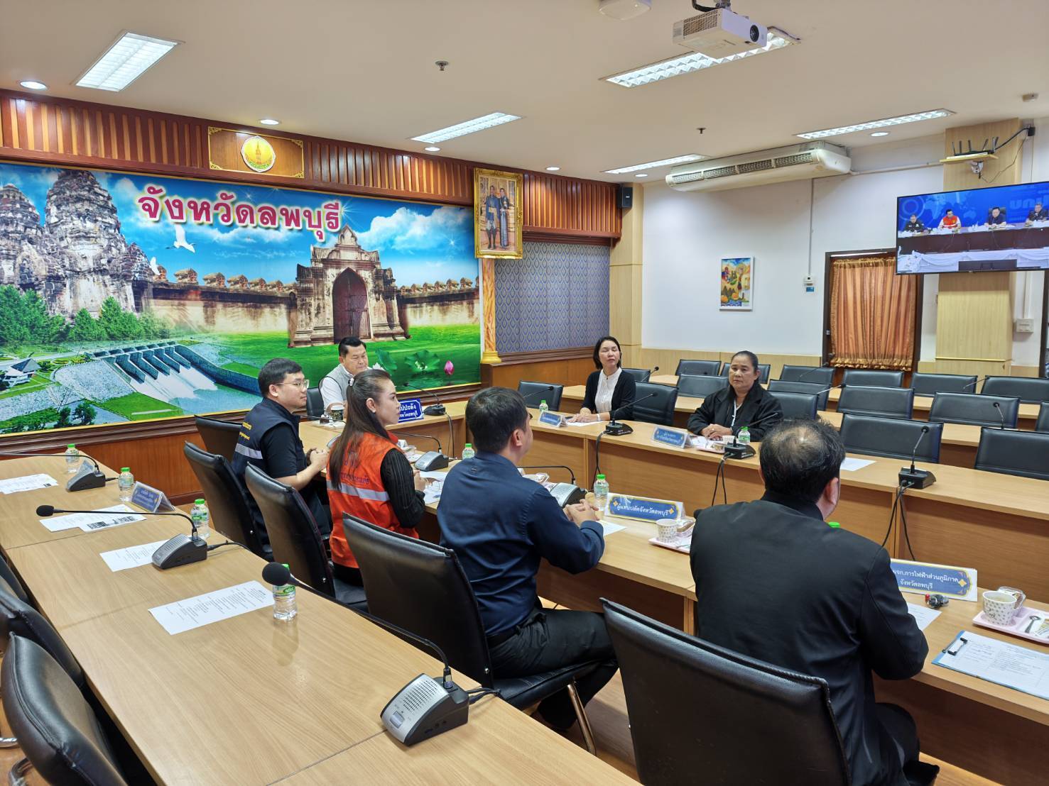 จังหวัดลพบุรี ร่วมประชุมกองบัญชาการป้องกันและบรรเทาสาธารณภัยแห่งชาติ &nbsp;(บกปภ.ช.) &nbsp;เพื่อติดตามสถานการณ์อุทกภัยและข้อสั่งการเร่งฟื้นฟูเยียวยาผู้ประสบอุทกภัยในพื้นที่ให้ทั่วถึงและเตรียมความพร้อมรับฝนระลอกใหม่ขอให้เฝ้าระวังอย่างใกล้ชิด