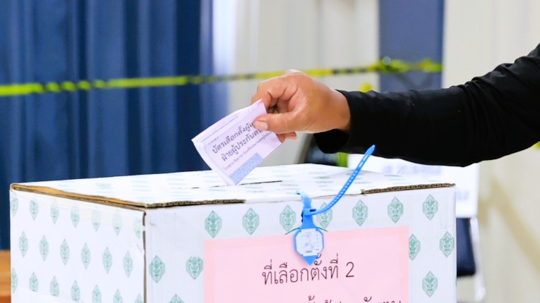 ลพบุรีคึกคัก! ผู้ประกันตนเดินทางมารอคิวใช้สิทธิเลือกตั้ง "บอร์ดประกันสังคม 2569" ตั้งแต่ยังไม่เปิดหีบ คาดผู้ออกมาใช้สิทธิสูงกว่าครั้งก่อน&nbsp;