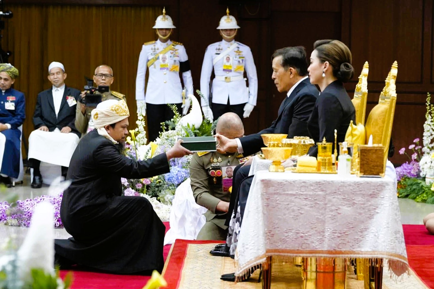 ในหลวง&ndash;พระราชินี พระราชทานโล่เกียรติคุณและเงินรางวัลแก่ผู้แทนคณะกรรมการอิสลามประจำจังหวัดและอิหม่ามดีเด่น ประจำปี 2568 ผู้ราชการจังหวัดลพบุรี พร้อมด้วย ประธานกรรมการอิสลามประจำจังหวัดลพบุรี &nbsp;ร่วมเฝ้าทูลละอองธุลีพระบาทรับเสด็จ ณ จังหวัดปัตตานี