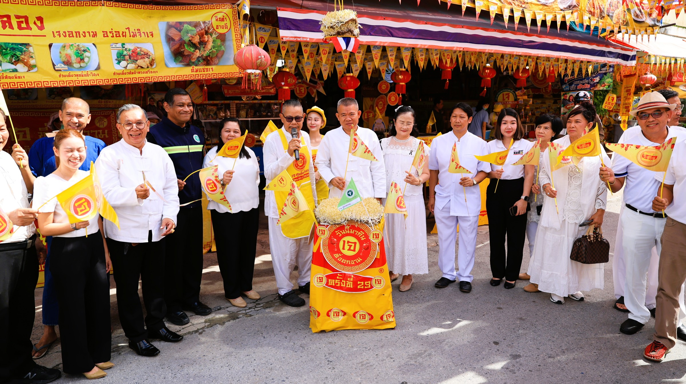 บรรยากาศเทศกาลกินเจของจังหวัดลพบุรี ปี 2569 คึกคัก อาหารเจปรุงสุกพร้อมรับประทาน มีสีสันน่าทาน ราคาเริ่มต้นแค่ 30 บาท โดยได้รับความสนใจจากประชาชนจำนวนมาก