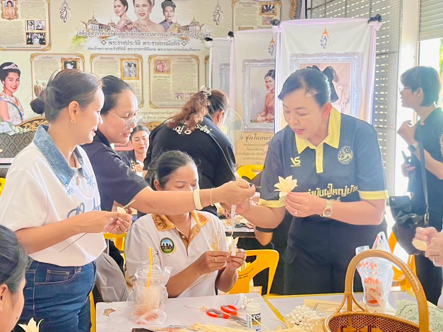อำเภอท่าหลวง จังหวัดลพบุรี &nbsp;รวมพลังจิตอาสาทุกภาคส่วน จัดทำดอกไม้จันทน์ เพื่อน้อมถวายความอาลัย ถวายพระเพลิงพระบรมศพ สมเด็จพระนางเจ้าสิริกิติ์ พระบรมราชินีนาถ พระบรมราชชนนีพันปีหลวง