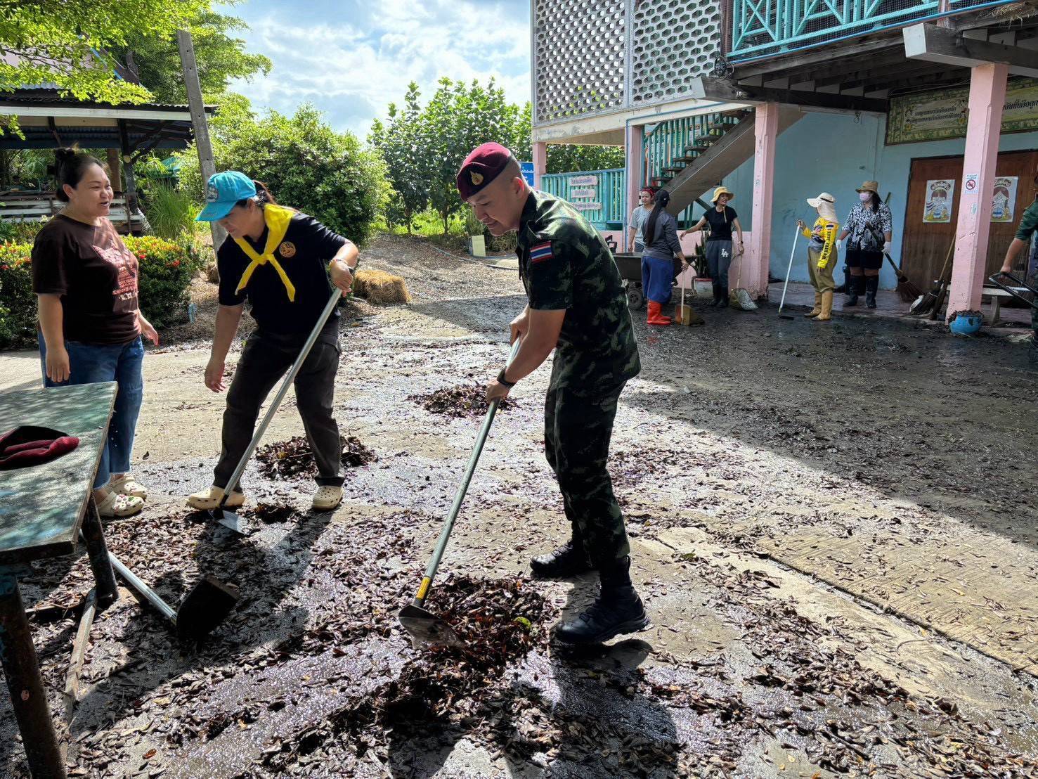 ลพบุรี ทหารรบพิเศษ นำกำลังพลจิตอาสา ผนึกกำลังฟื้นฟูสถานศึกษา หลังน้ำลดบรรเทาความเดือดร้อนให้ประชาชนในพื้นที่ ต.หนองเมือง อ.บ้านหมี่ จ.ลพบุรี