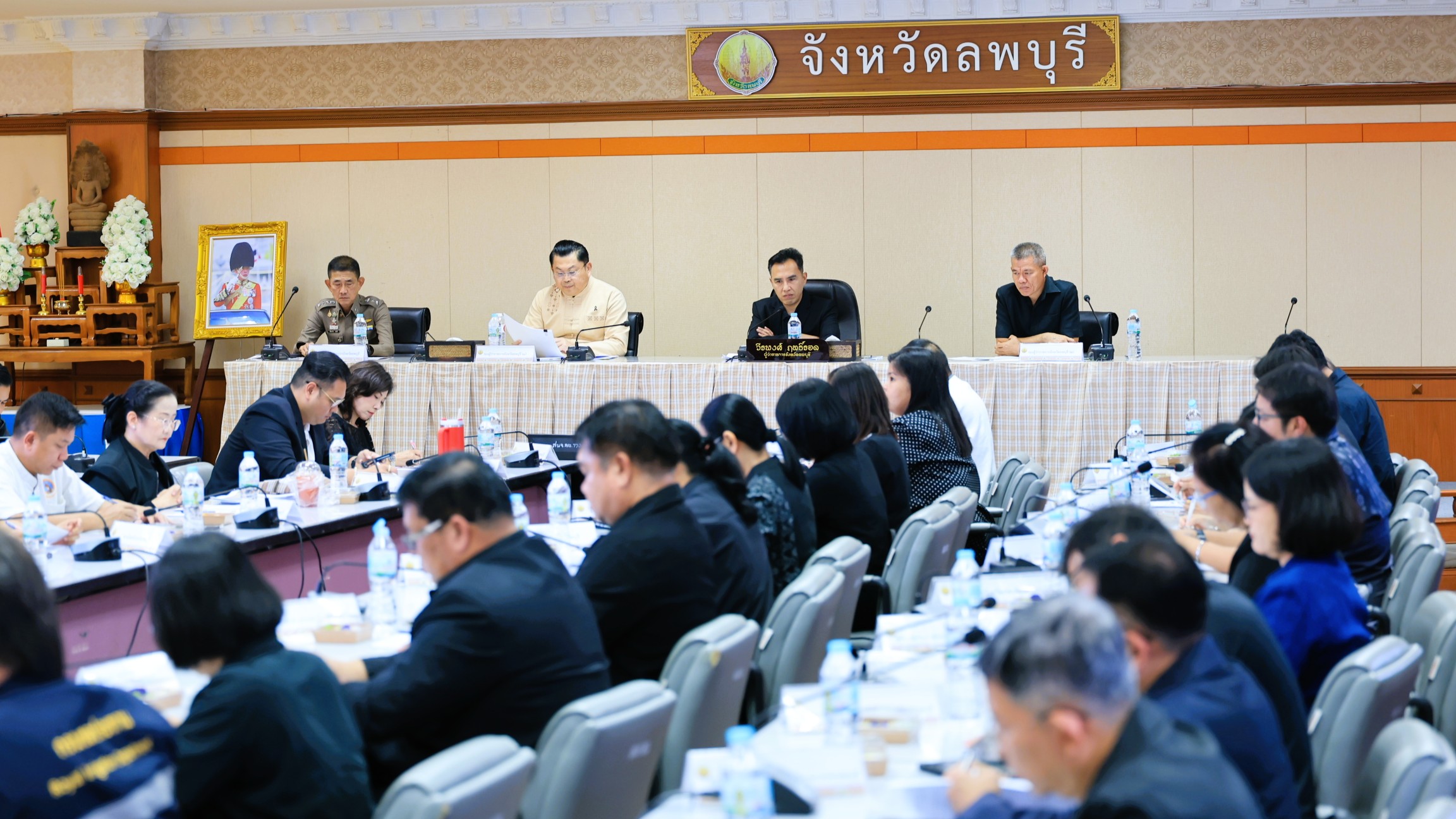 จังหวัดลพบุรีประชุมคณะกรรมการอำนวยการจัดกิจกรรมอันเกี่ยวเนื่องกับงานพระบรมศพ สมเด็จพระนางเจ้าสิริกิติ์ พระบรมราชินีนาถ พระบรมราชชนนีพันปีหลวง เพื่อติดตามการดำเนินงานของคณะกรรมการฝ่ายต่างๆ