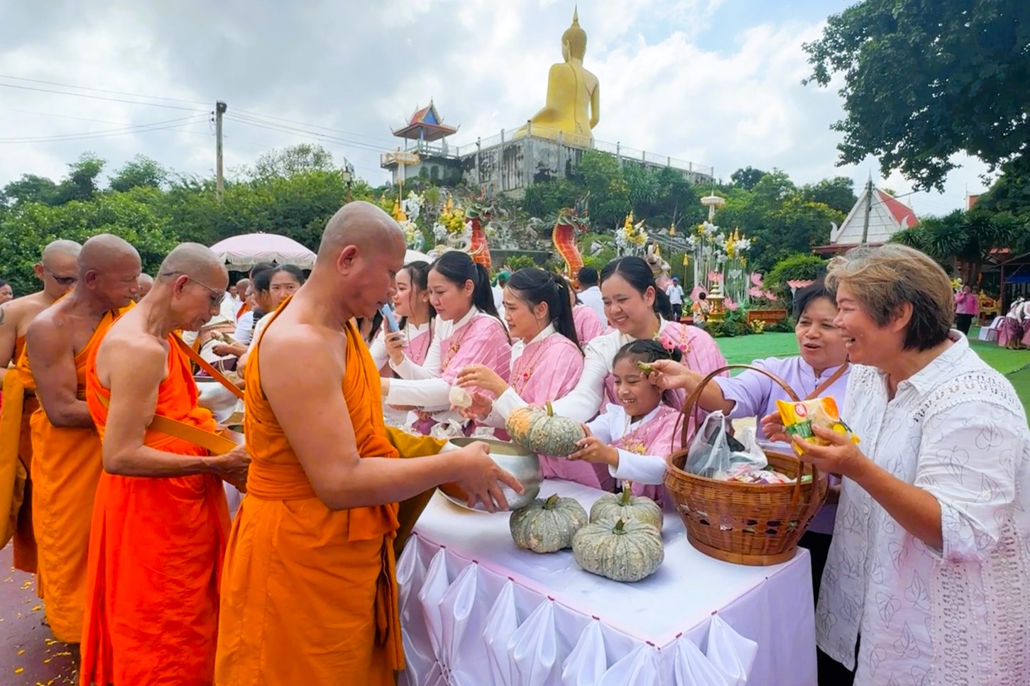 ที่เดียวในโลก ตำบลช่องสาริกา อำเภอพัฒนานิคมจังหวัดลพบุรี สืบสานประเพณีตักบาตรเทโวโรหณะเนื่องในวันออกพรรษา ด้วยฟักทองช่องสาริกา