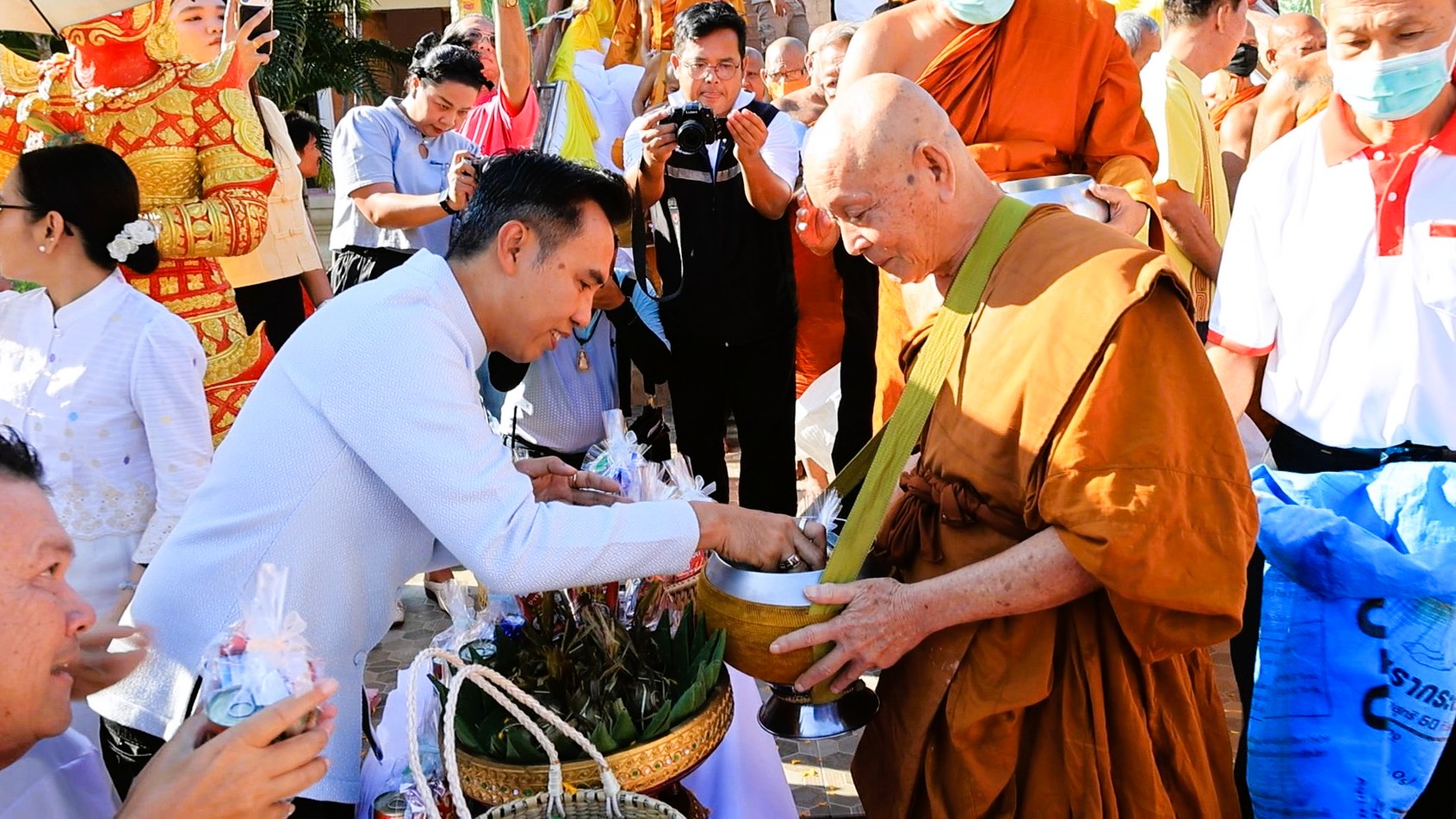 พุทธศาสนิกชนชาวตำบลกกโก จังหวัดลพบุรี ร่วมสืบสานประเพณีตักบาตรเทโวโรหณะ กราบนมัสการพระพุทธไสยาสน์องค์ใหญ่ ครั้งที่ 4 ประจำปี พ.ศ.2569 เสริมสิริมงคลวันออกพรรษา&nbsp;