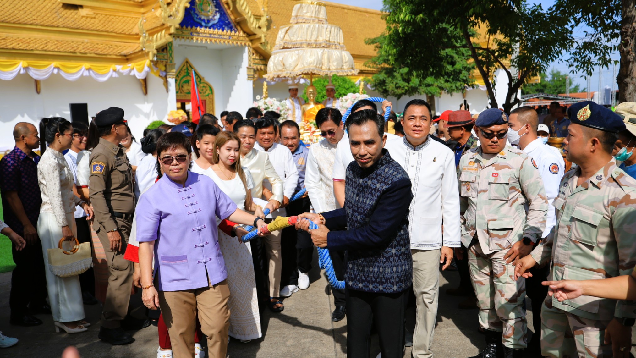 พุทธศาสนิกชนชาวอำเภอท่าวุ้งและอำเภอบ้านหมี่ ร่วมสืบสานประเพณีแห่พระศรีอริยเมตไตรย์ วัดไลย์ เดือน 11 พระพุทธรูปศักดิ์สิทธิ์ แห่งลุ่มน้ำบางขาม มรดกภูมิปัญญาทางวัฒนธรรมระดับชาติ ที่สืบทอดกันมายาวนานกว่า 100 ปี