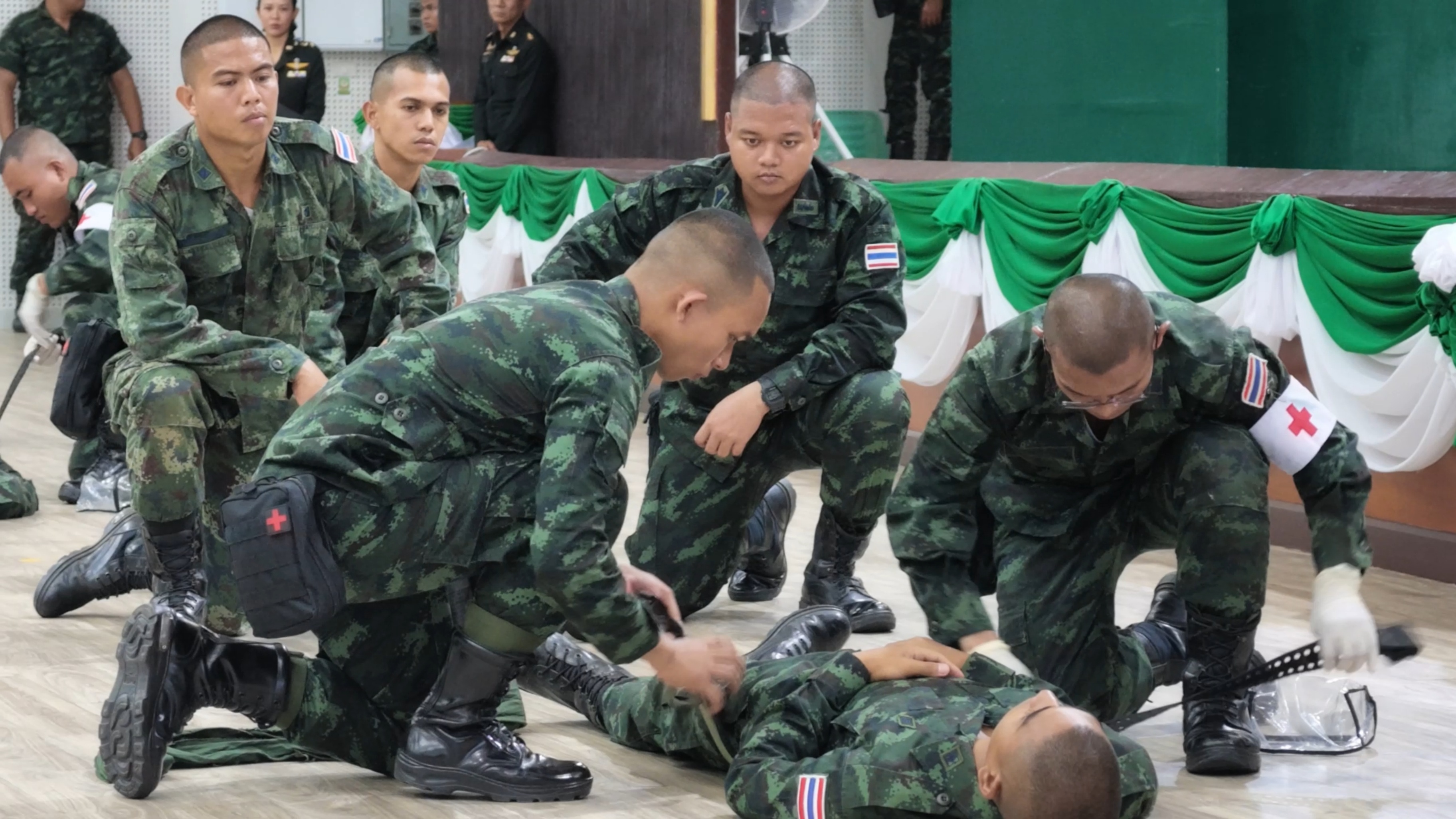 โรงพยาบาลอานันทมหิดล สาธิตการปฏิบัติทักษะทางการแพทย์ทหาร ในการช่วยชีวิตผู้บาดเจ็บจากการสู้รบ ภายใต้สถานการณ์ที่มีข้อจำกัดและความกดดัน ให้สามารถปฏิบัติได้อย่างถูกต้อง รวดเร็ว และมีประสิทธิภาพ